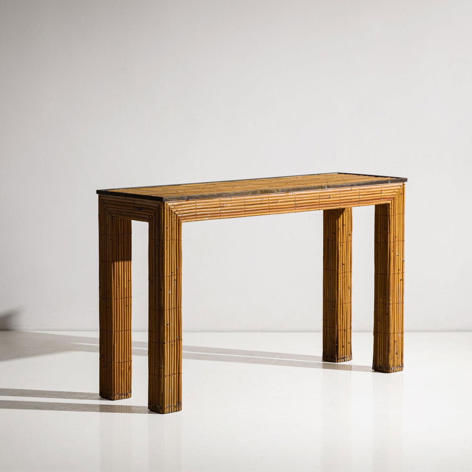 VIVAI DEL SUD: Consolle. Canna d?india, ottone. Italia anni '70 cm 76x121x38 A CONSOLLE BY VIVAI DEL SUD Per arredi della stessa serie vedi Casa Vogue n.51, novembre 1975, copertina Buone condizioni generali. Righe