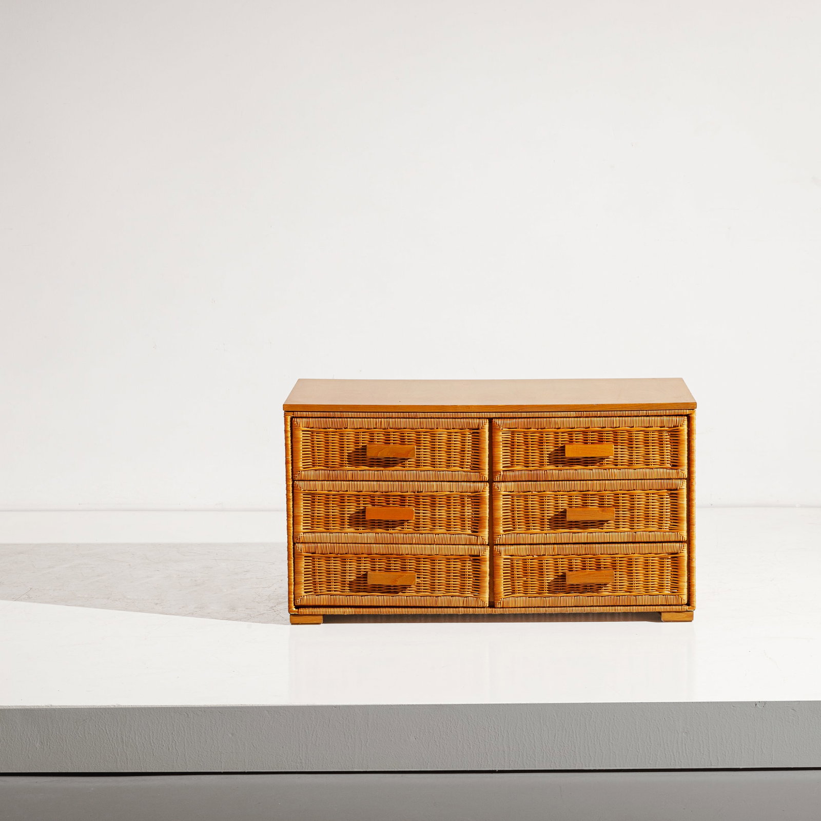 TITO AGNOLI: Cassettiera. Tubolare metallico, legno, canna d'India intrecciata. Italia, anni '60. cm 56x101x51 A CHEST OF DRAWERS BY T. AGNOLI Domus, n. 413, aprile 1964, p. d/209 Buone condizioni. Segni di usura,