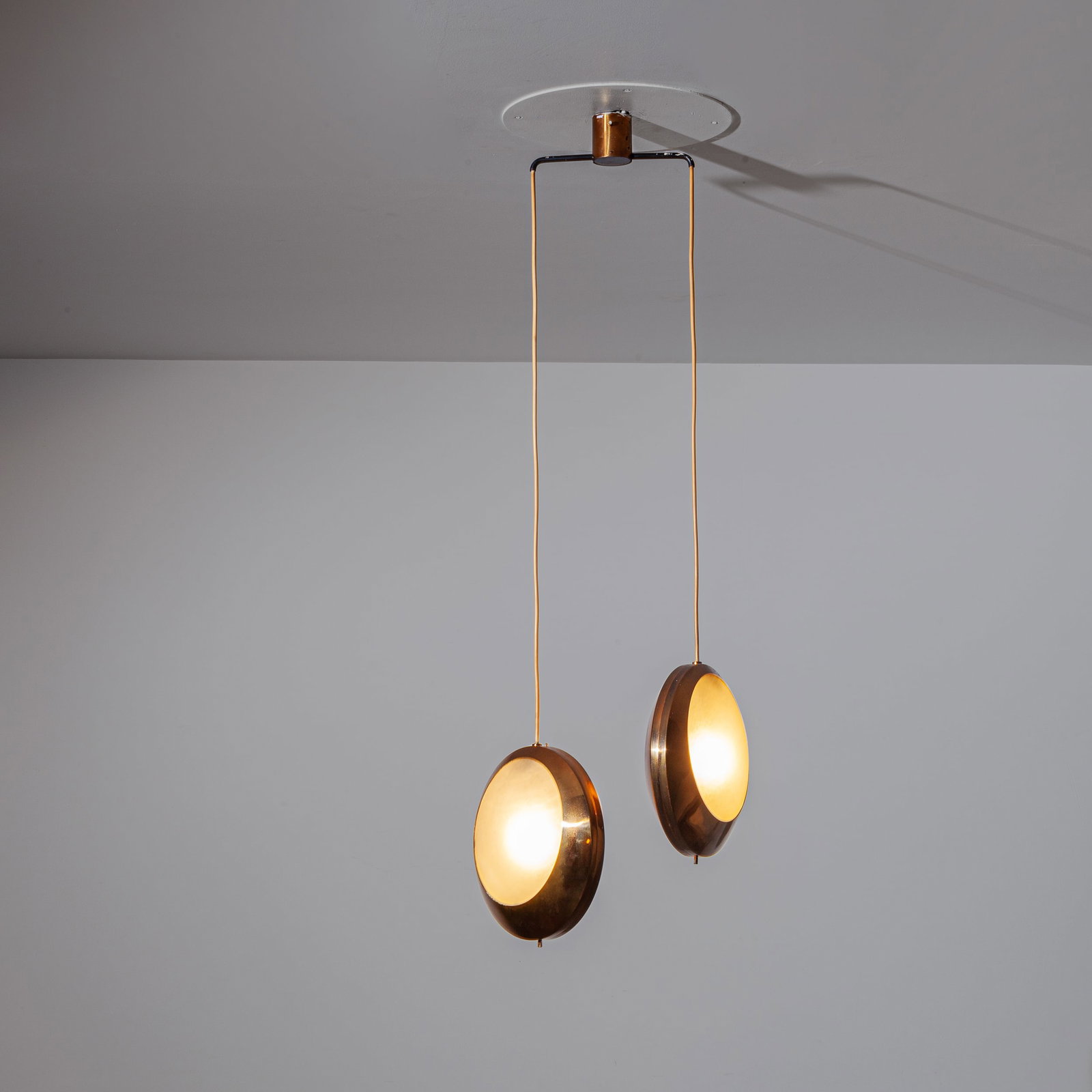 STILNOVO: Lampada a sospensione mod. 1205. Ottone, metallo smaltato, vetro curvato e acidato. Italia, anni '60. Alt. cm 130, diffusore: cm 30x30x12 A CEILING LAMP BY STILNOVO Catalogo Stilnovo n. 10, 1965, p. 1