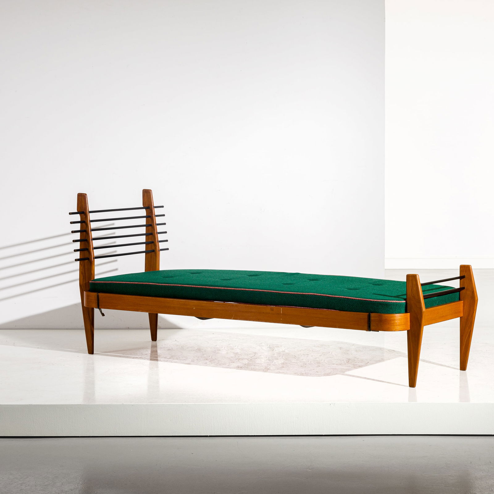 FRANCO CAMPO & CARLO GRAFFI: Letto a giorno. Multistrato impiallacciato in legno di olmo, legno di olmo massello, metallo verniciato, ottone, tessuto imbottito. Produzione Home Torino anni '60. Decalcomania del produttore. cm 91x