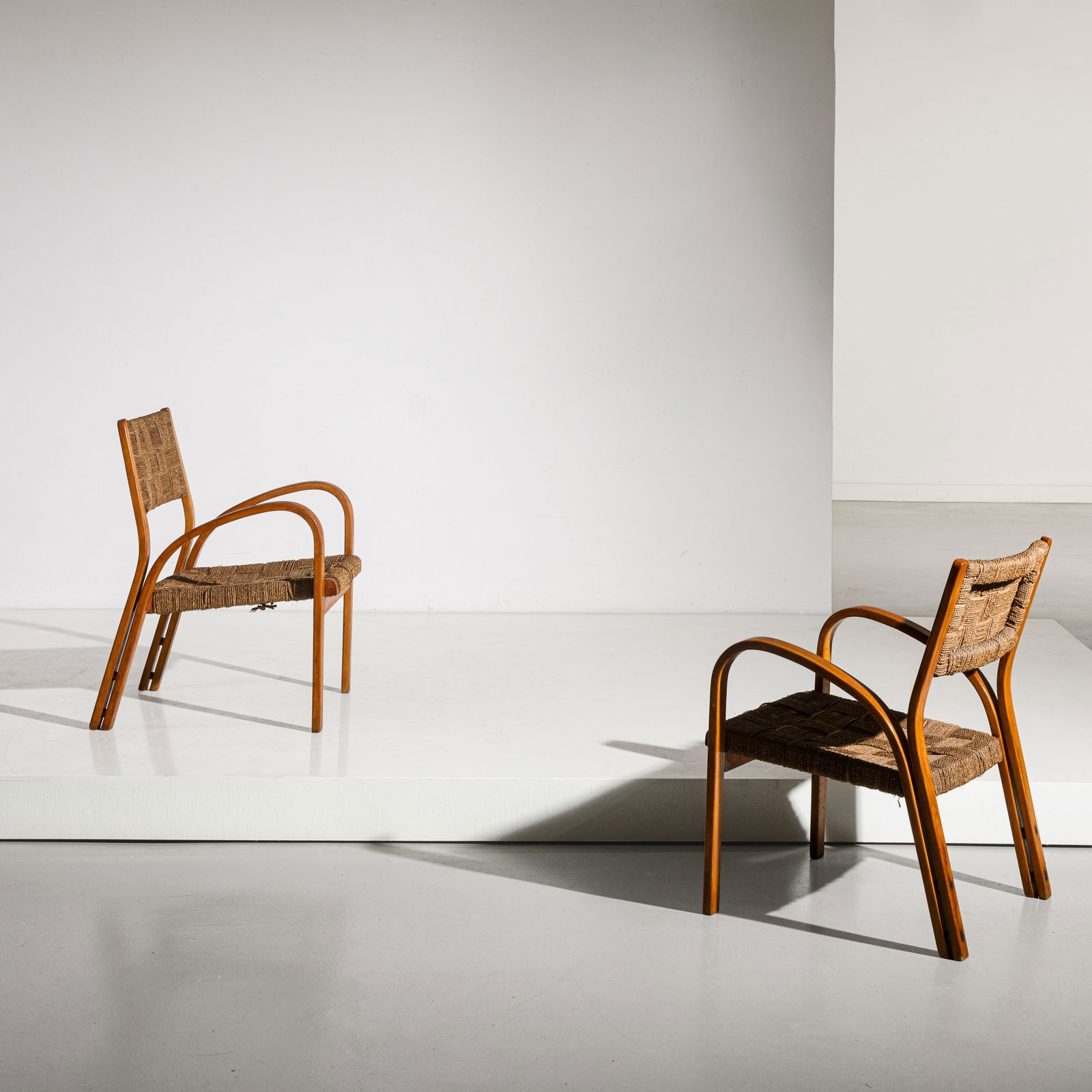 MANIFATTURA ITALIANA: Coppia di poltrone. Corda di canapa intrecciata, legno di faggio curvato. Italia anni '40. cm 80x59x56 A PAIR OF ITALIAN ARMCHAIRS Buone condizioni generali. Righe, graffi, segni di usura dovuti all'u