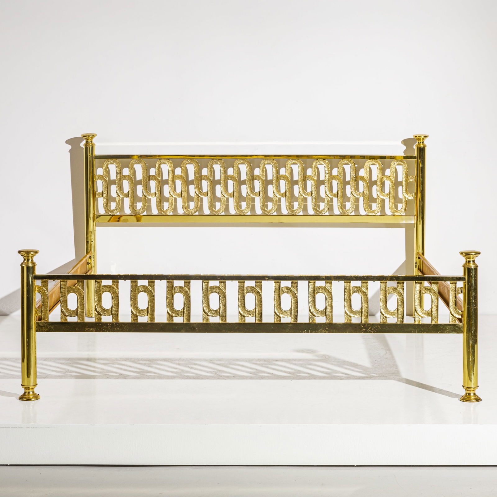 ANGELO BROTTO: Letto a due piazze. Fusione in bronzo dorato, alluminio anodizzato, ottone. Produzione Esperia, anni '70. Firma dell'artista incisa nella parte sinistra della testiera. misure esterne: cm 98x183x210;