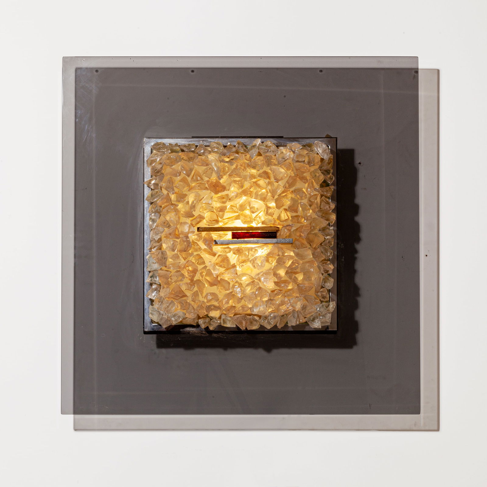 ANGELO BROTTO: Pannello luminoso della serie Quasars. Cristallo colorato e molato, elementi in vetro scalpellato, metallo cromato. Produzione Esperia, anni '70. Etichetta della manifattura. cm 80x80x20 A LIGHT PANEL