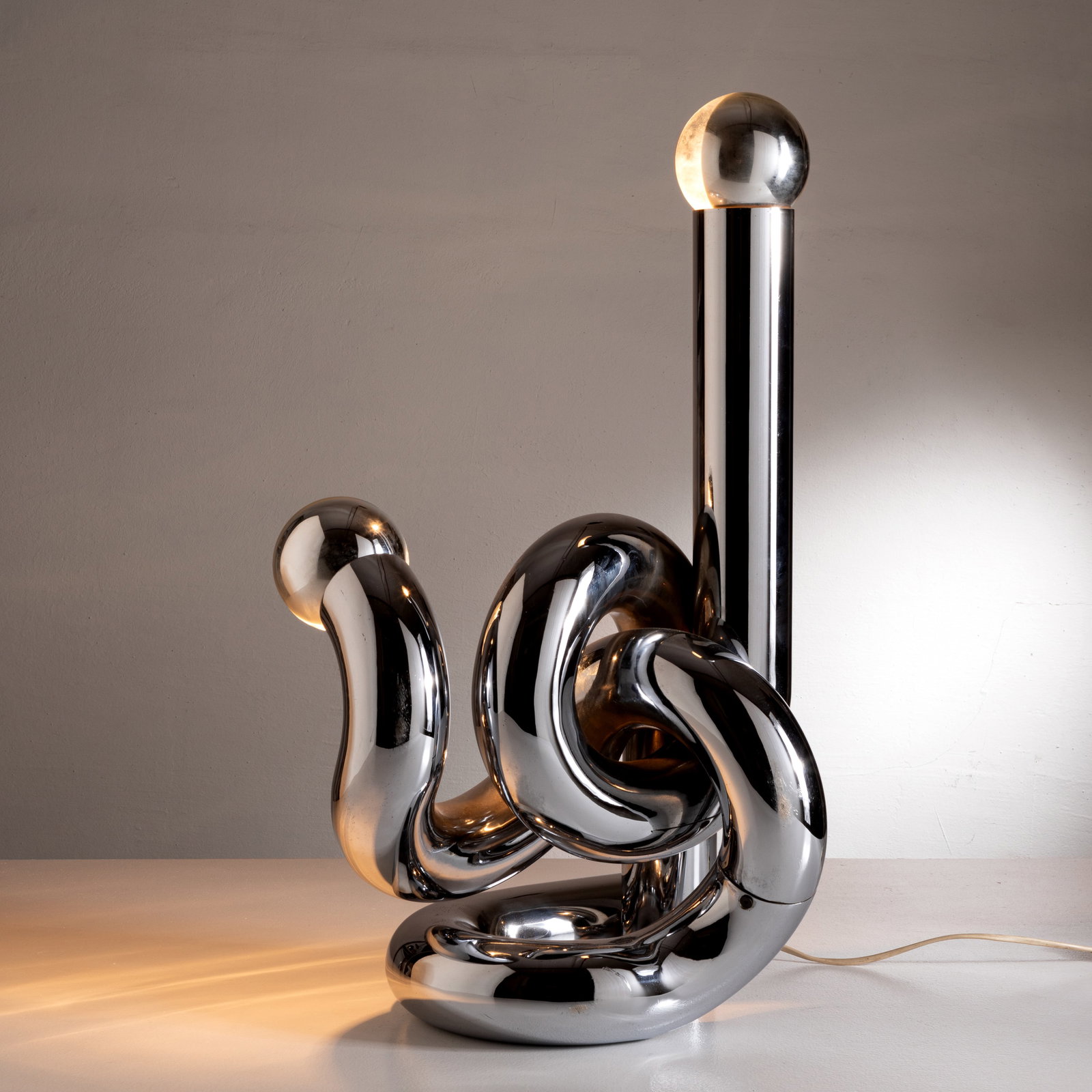 GIOVANNI BANCI: Lampada da tavolo mod. Bruco. Acciaio cromato. Produzione Banci ; Firenze 1960. Acciaio cromato. cm 73x45x33 A TABLE LAMP BY G. BANCI Buone condizioni generali. Piccole righe, leggeri graffi, normali 