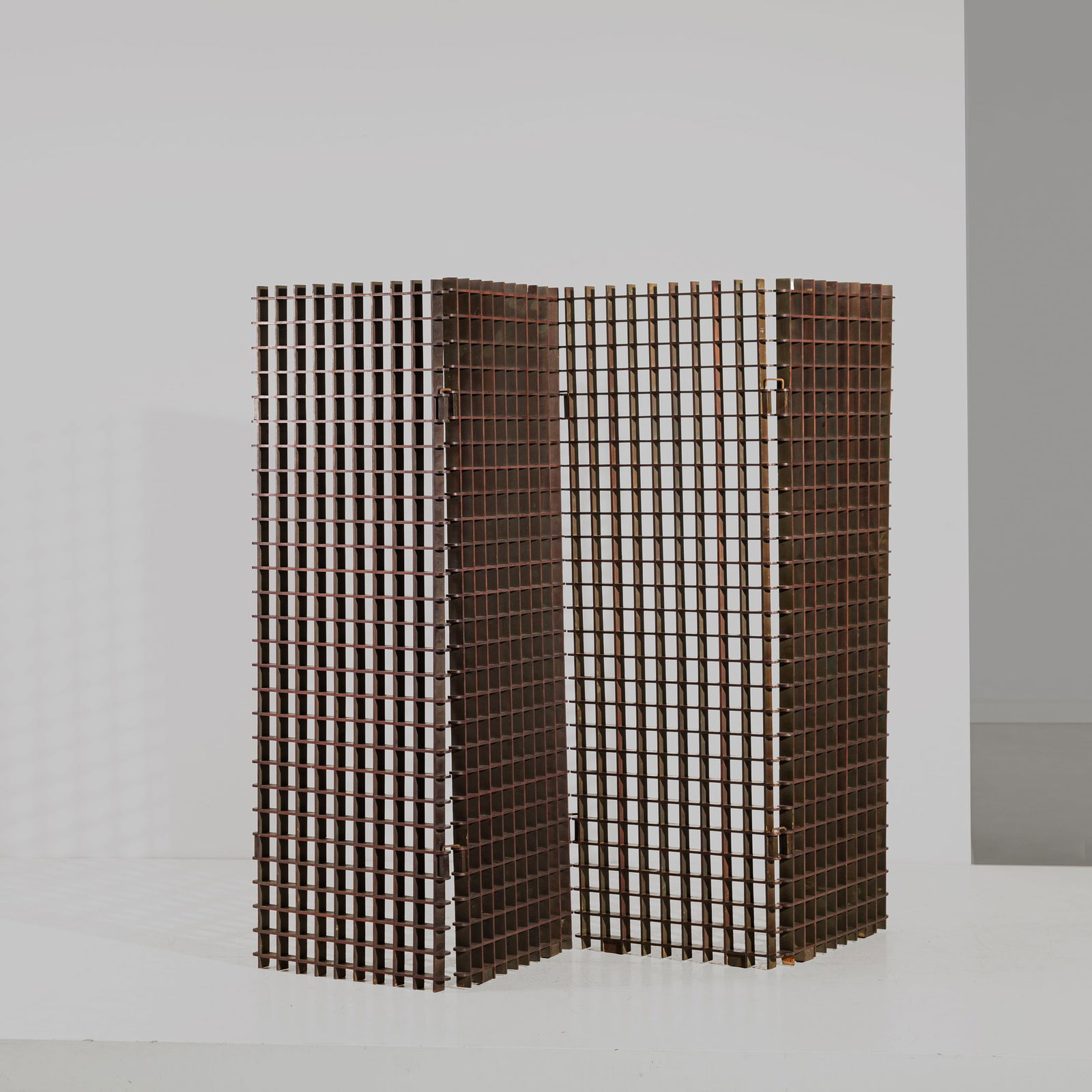 GIANFRANCO FRATTINI: Paravento mod. CB2. Legno di noce, metallo smaltato. Italia, anni '60. Ogni singolo elemento cm 169x60x4 A SCREEN BY G. FRATTINI Archivio storico in www.gianfrancofrattini.com Buone condizioni general