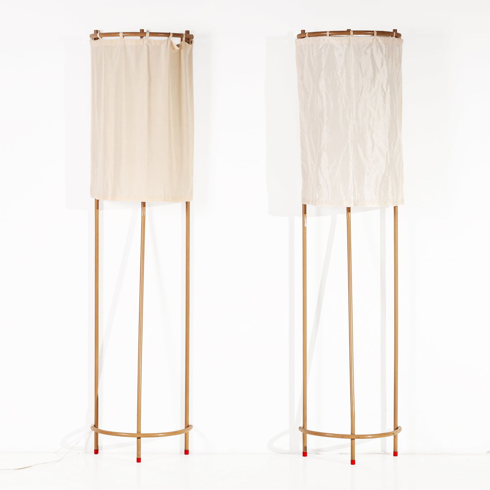 PIETRO DEROSSI E GIORGIO CERETTI: Due lampade da terra. Metallo verniciato, tessuto. Italia 1980 ca. cm 202x49x30 A PAIR OF FLOOR LAMPS BY P. DEROSSI & G. CERETTI Buone condizioni generali. Righe, graffi, segni di usura dovuti all'uso