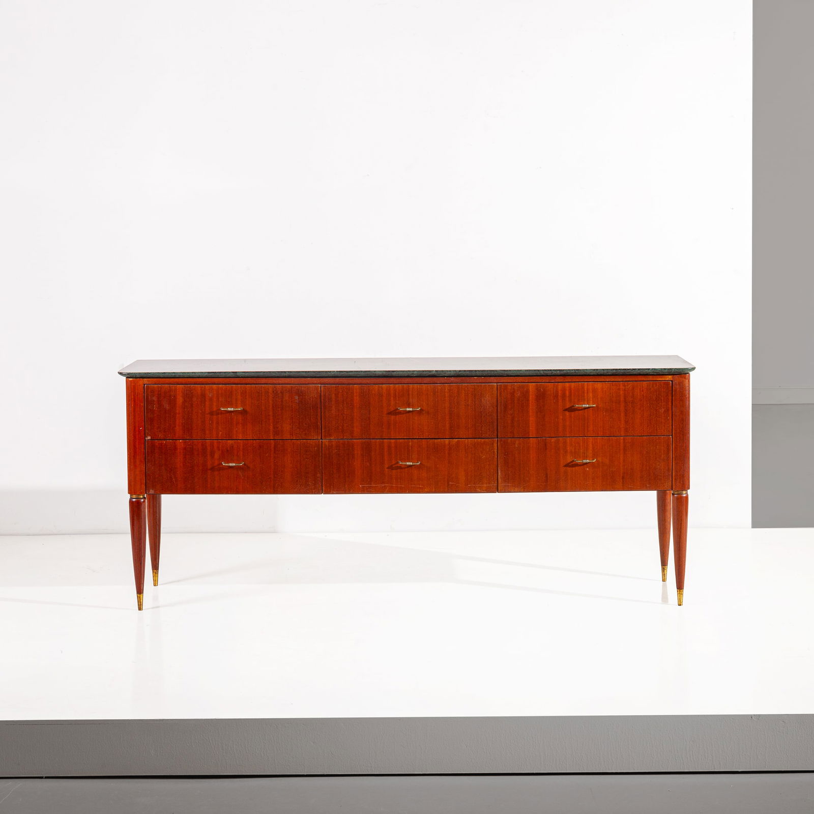 PAOLO BUFFA (ATTRIB. A): Cassettiera, legno di noce, legno dolce lastronato in legno di teak, ottone, marmo verde Alpi. Italia anni '50. cm 78x186x45 A CHES OF DRAWERS ATTRIBUTED TO P. BUFFA Buone condizioni. Segni di usura,