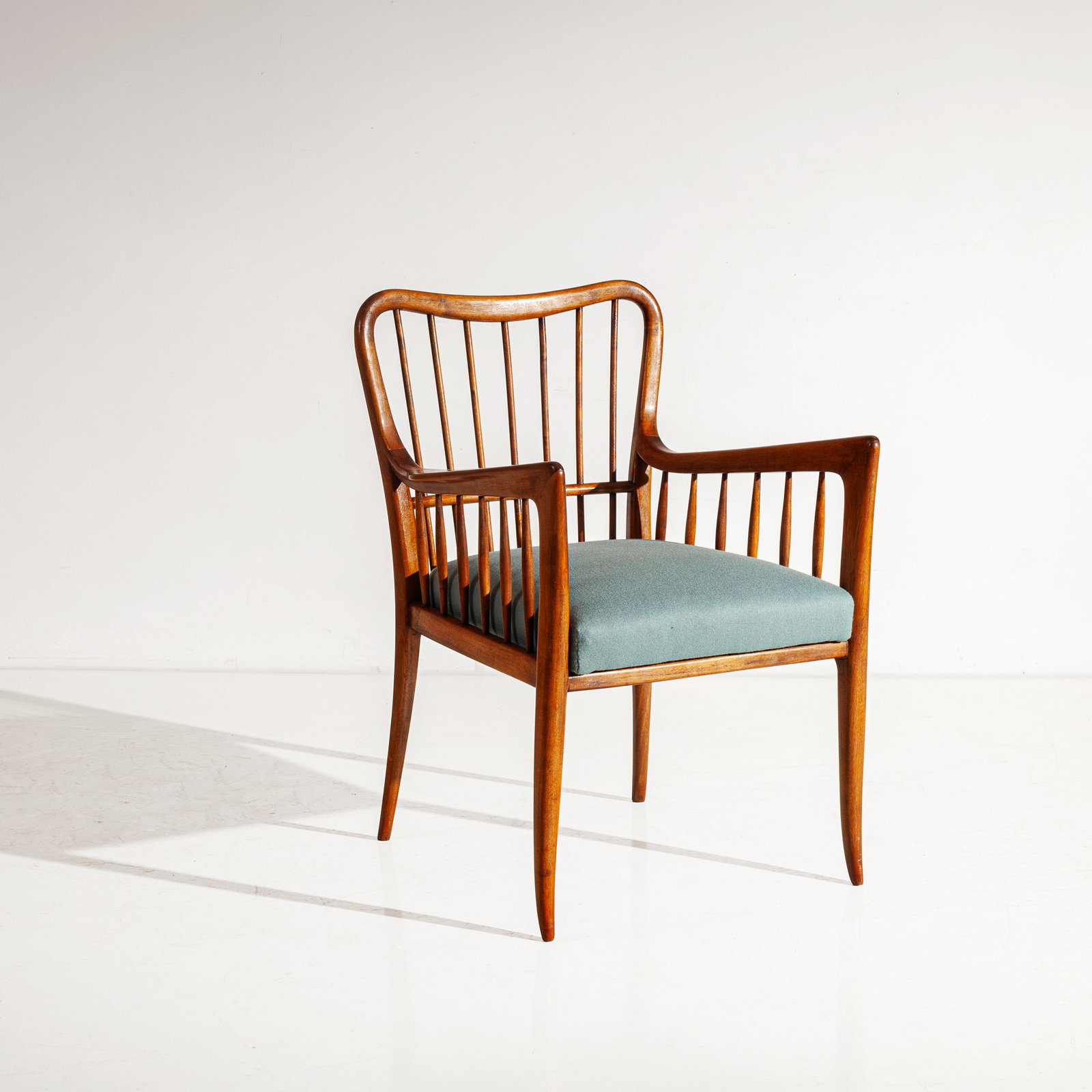 PAOLO BUFFA(ATTRIB. A): Poltroncina. Legno di noce, tessuto imbottito. Italia, anni '50 cm 85x57x63 AN ARMCHAIR ATTRIBUTED TO P. BUFFA Condizioni molto buone. Segni di usura, piccole righe, trascurabili mancanze, tessuto ed 