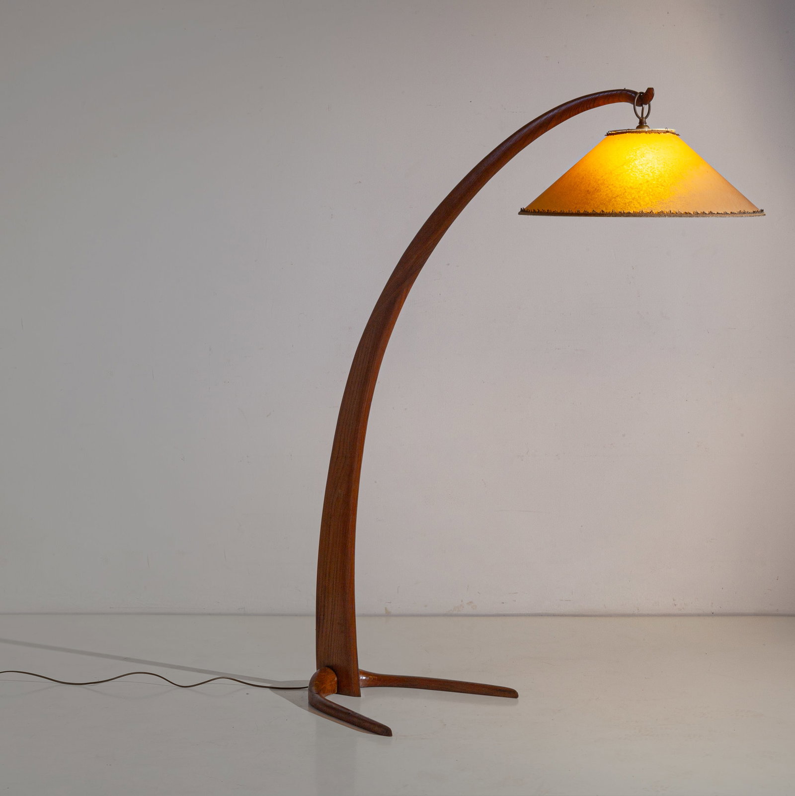 MANIFATTURA ITALIANA: Lampada ad arco. Legno di olmo, ottone, materiale plastico. Italia anni '40. cm 155x55x135 AN ITALIAN FLOOR LAMP Buone condizioni generali. Piccole righe, normali segni di usura dovuti all'uso quotidi
