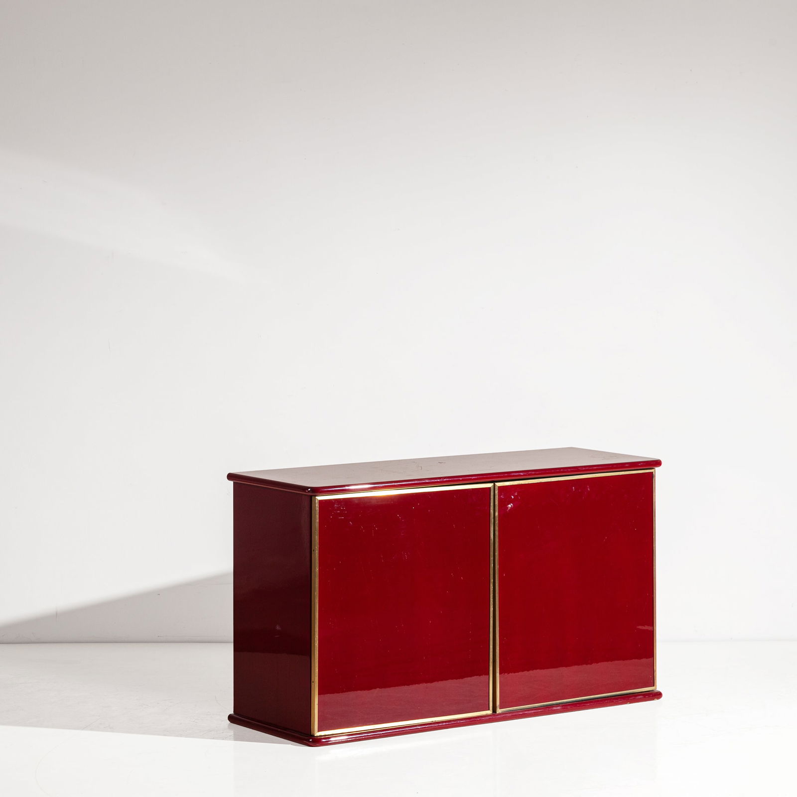 MARIO SABOT: Credenza. Legno laccato, ottone. Produzione Sabot, anni '70. cm 74,5x125,5x49 A SIDEBOARD BY M. SABOT Buone condizioni generali. Piccole righe, leggeri graffi, normali segni di usura dovuti all'uso qu