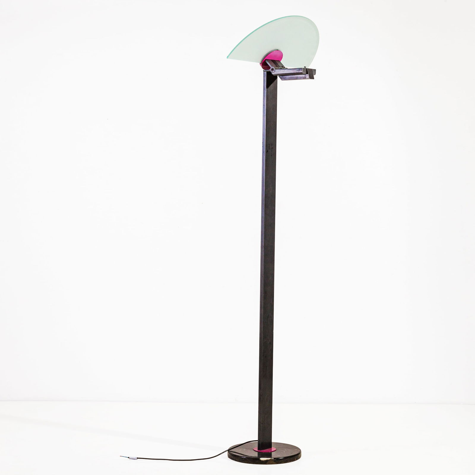 HANS VON KLIER: Lampada da terra mod. Diadema. Marmo, metallo verniciato, vetro molato e sabbiato. Produzione Bilumen, Italia, anni '80. cm 210x58x45 A FLOOR LAMP BY H. VON KLIER Buone condizioni generali. Righe, gra