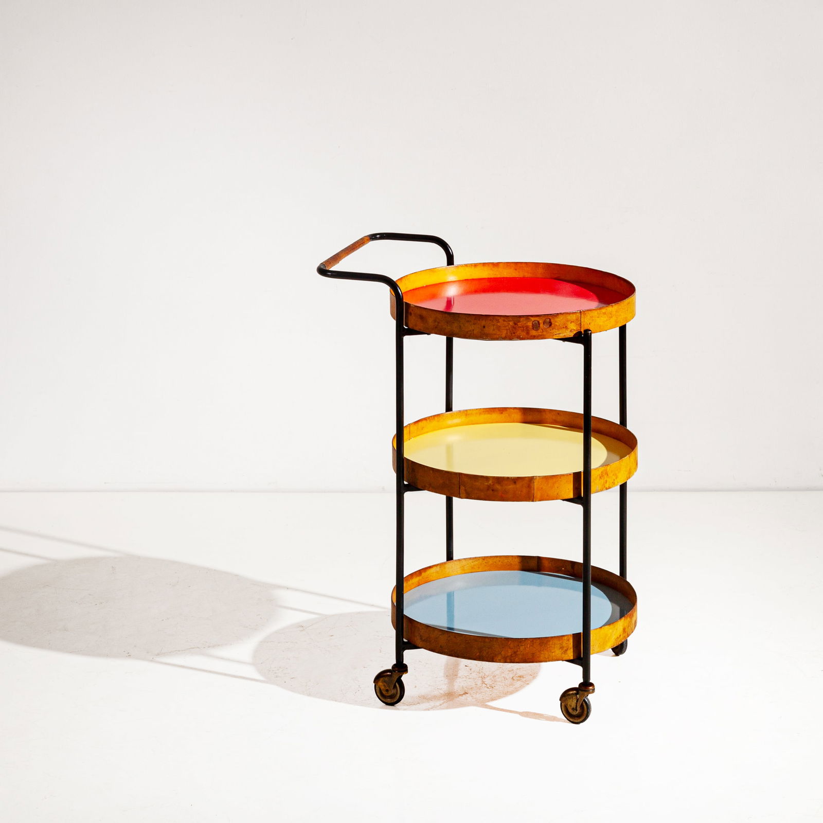 FRANCO CAMPO & CARLO GRAFFI (ATTRIB. A): Carrello portavivande. Tondino metallico verniciato, formica colorata, pelle. Italia, anni '50 cm86x63x50 A TROLLEY ATTRIBUTED TO F. CAMPO & C. GRAFFI Buone condizioni generali. Righe, graffi, segni d
