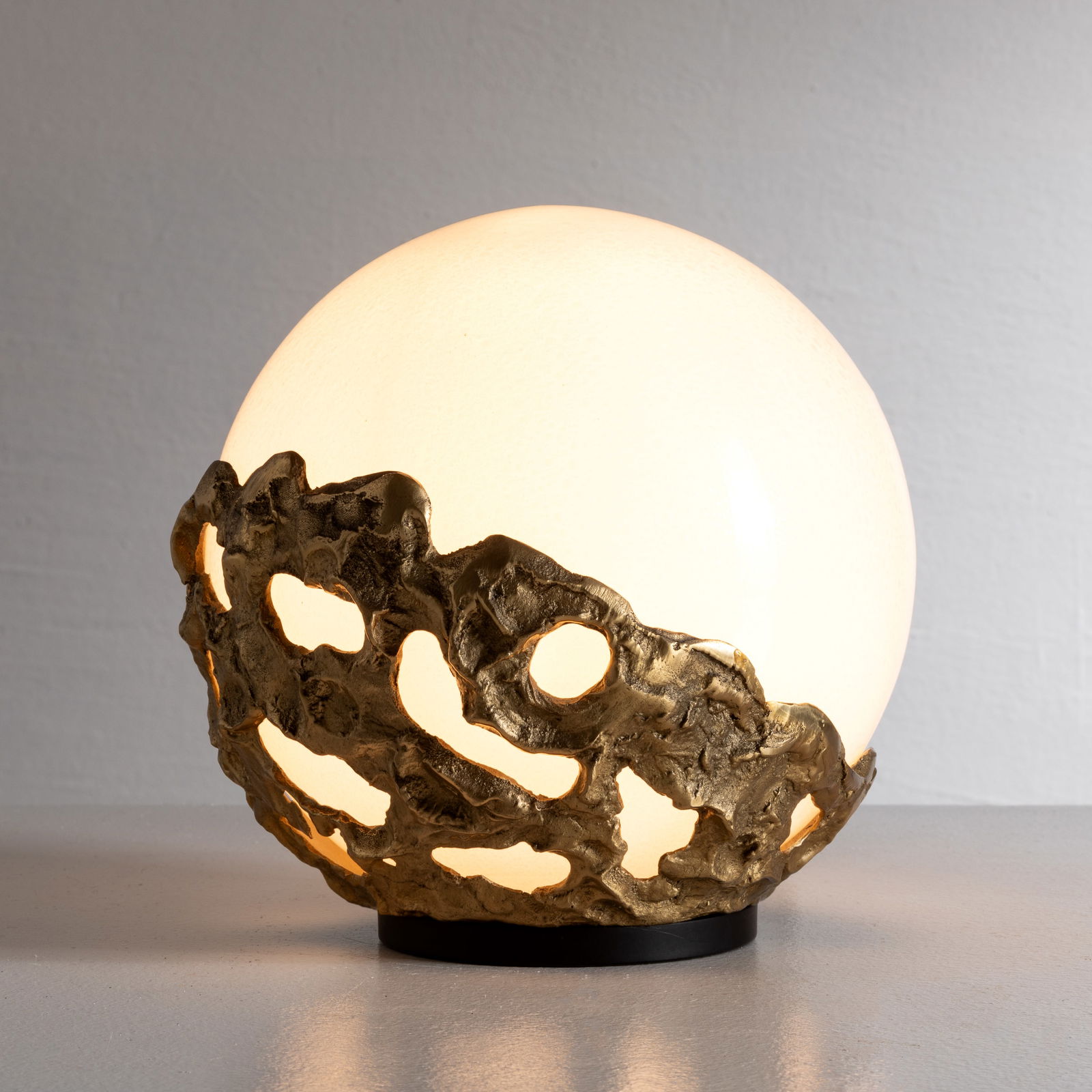 ANGELO BROTTO: Lampada da tavolo mod. Natalia. Ottone, fusione di bronzo dorato, vetro pulegoso. Produzione Esperia Poggibonsi, anni '70 ca. cm 20x20 A TABLE LAMP BY A BROTTO Buone condizioni generali. Piccole righe