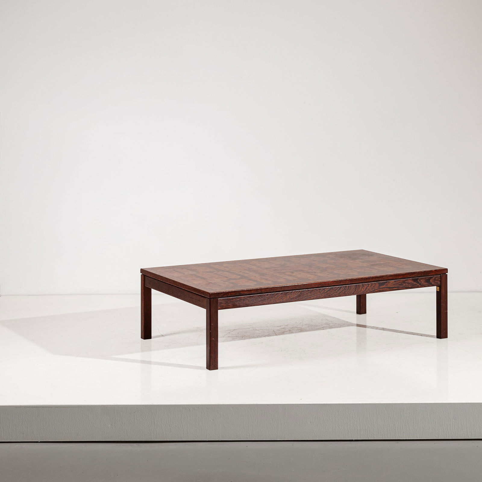 GORM LINDUM & ROLF MIDDELBOE: Tavolino. Legno esotico, legno di teak, marqueterie in legni di pregio vari. Produzione Tranekaer, Danimarca, anni '70. cm 35x132x80 A COFFEE TABLE BY G. LINDUM & R. MIDDELBOE Buone condizioni general