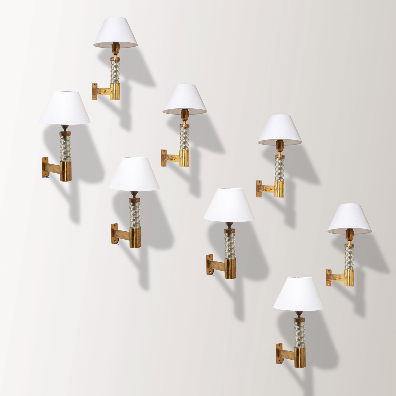 SEGUSO: Otto lampade a parete. Ottone, vetro iridescente a torchon. Italia anni '50. Senza paralume cm 32x5,5x21 EIGHT WALL LAMPS BY SEGUSO Condizioni molto buone. Righe, segni di usura. Lieve ossidazione.Par