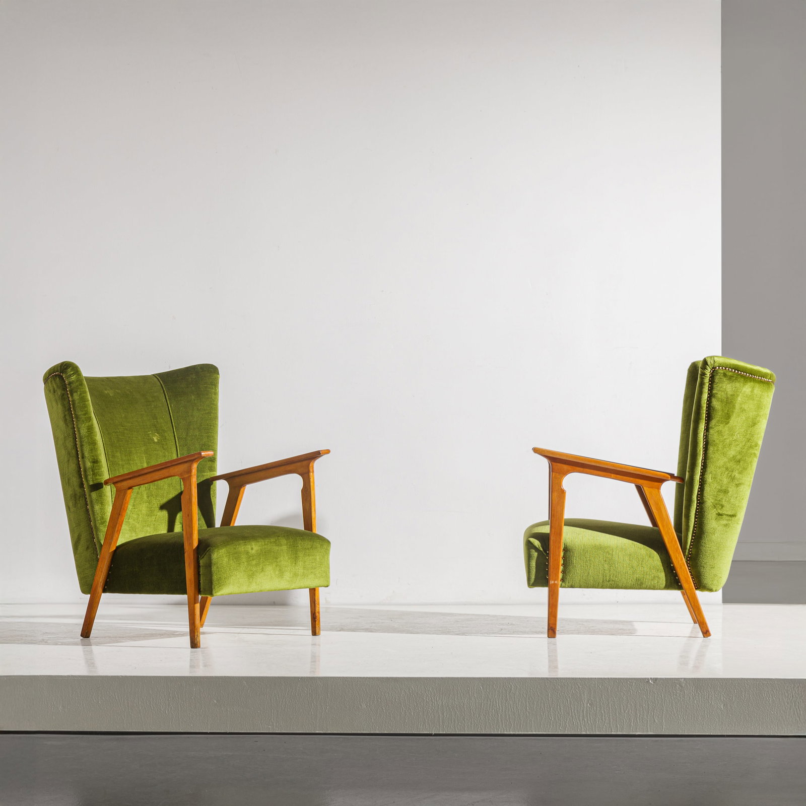 MANIFATTURA ITALIANA: Coppia di poltrone. Legno di ciliegio, tessuto imbottito. Italia anni '50 cm 85x60,5x80 A PAIR OF ITALIAN ARMCHAIRS Buone condizioni generali. Piccole righe, leggeri graffi, normali segni di usura dov