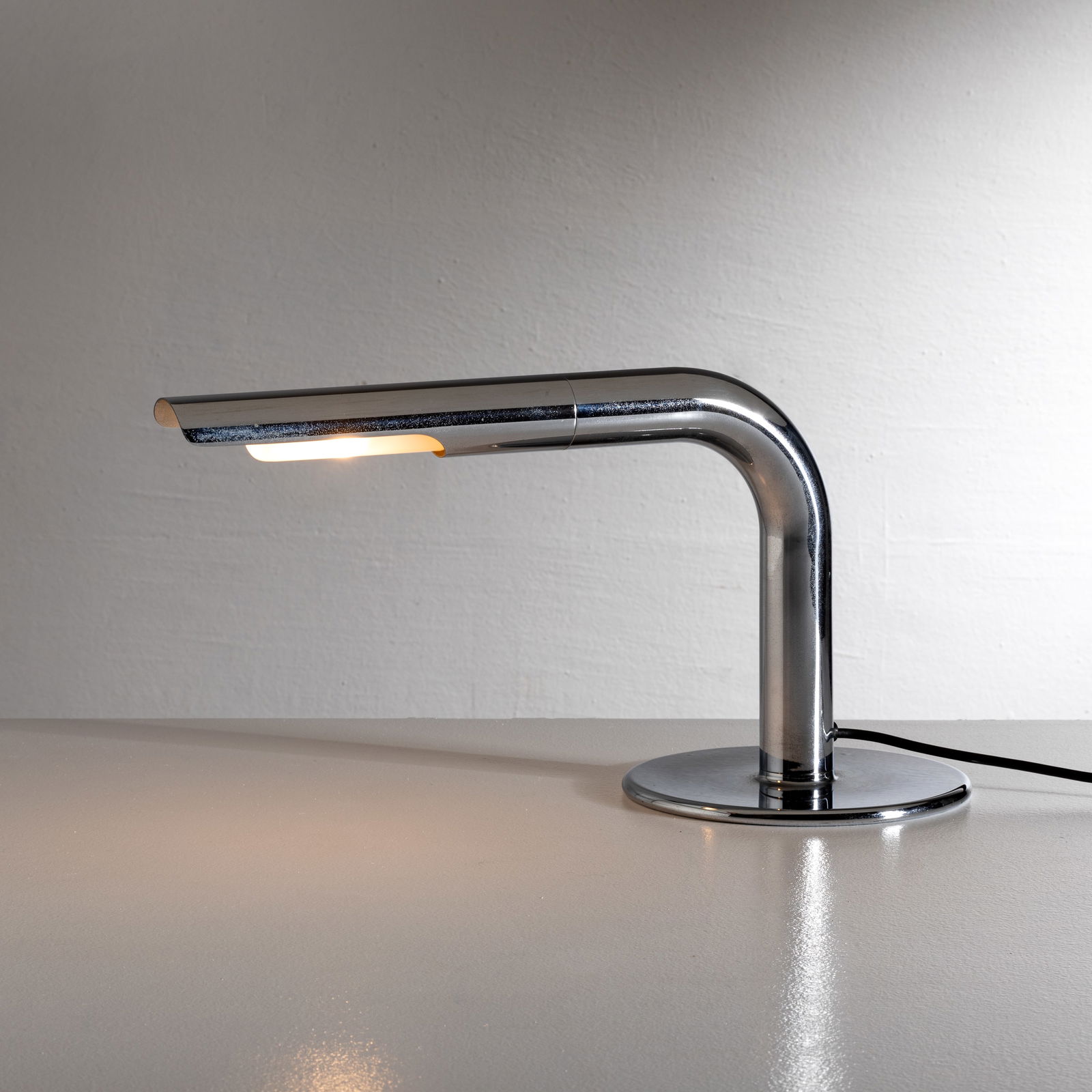 INGO MAURER: Lampada da tavolo. Tubo metallico cromato. Produzione Design M. 1969 ca. cm 23x48x19 A TABLE LAMP BY I. MAURER Bauer (ed.), Ingo Maurer. Making Light, Monaco di Baviera, 1992, p. 47, p. 248. Buone con