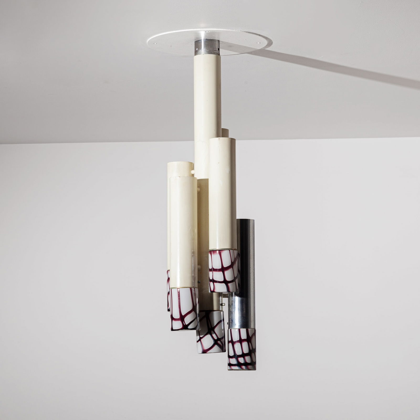 ANGELO BROTTO: Lampada a sospensione. Metallo verniciato, metallo cromato, vetro stampato con applicazioni di filo colorato. Produzione Esperia, anni '60. cm 100x30 A CEILING LAMP BY A. BROTTO Buone condizioni gener