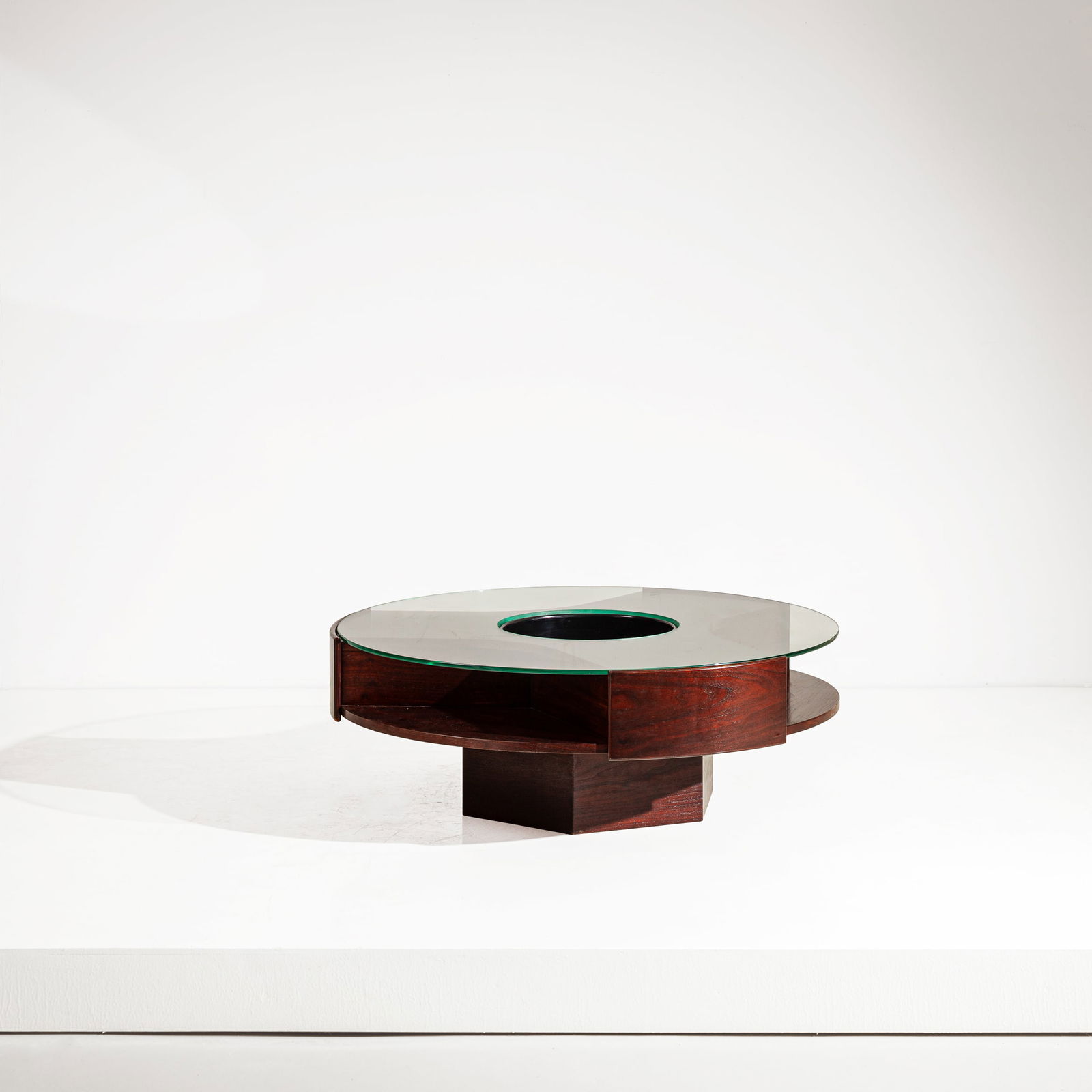 GIANNI MOSCATELLI: Tavolino da centro mod. M/666. Legno, cristallo molato, metallo. Produzione Arredamenti Fumagalli, anni '70. cm 39x112 A COFFEE TABLE BY G. MOSCATELLI Buone condizioni generali. Piccole righe, leggeri