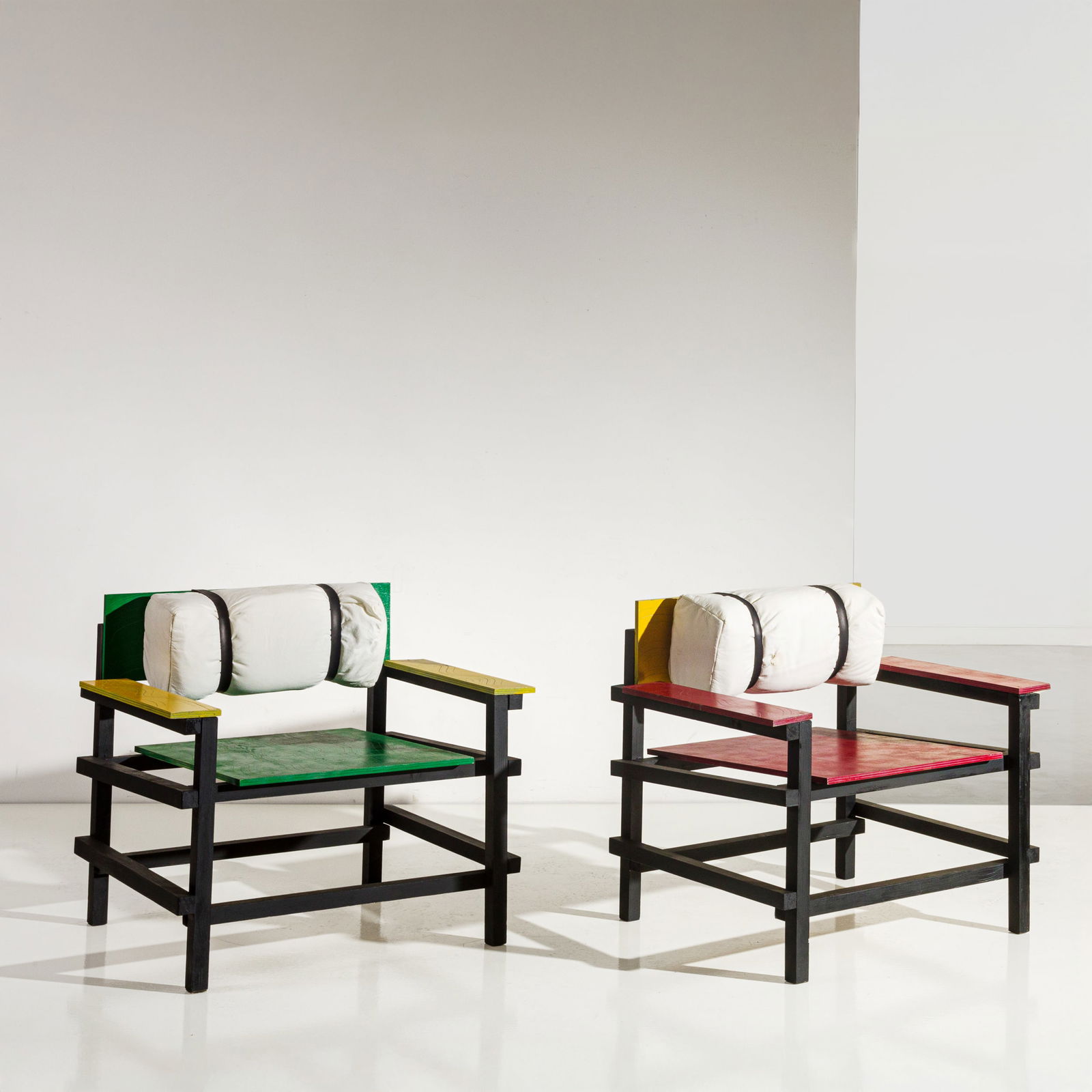 MANIFATTURA ITALIANA: Due poltrone. Multistrato e legno massello smaltati, cinghie in gomma, tessuto imbottito. Italia anni '80. cm 82x95x68 TWO ITALIAN ARMCHAIRS Buone condizioni. Segni di usura, piccole righe, piccole ma