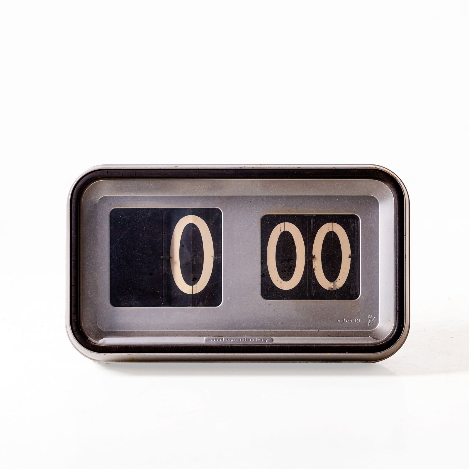 GINO VALLE: Orologio da parete mod. Cifra 12. Metallo laccato, perspex e materiale plastico. Produzione Solari & C. Udine, Italia, 1960 ca. cm 32x55x26 A WALL CLOCK BY G. VALLE Domus, Settembre 1956, pg. 40 Buone