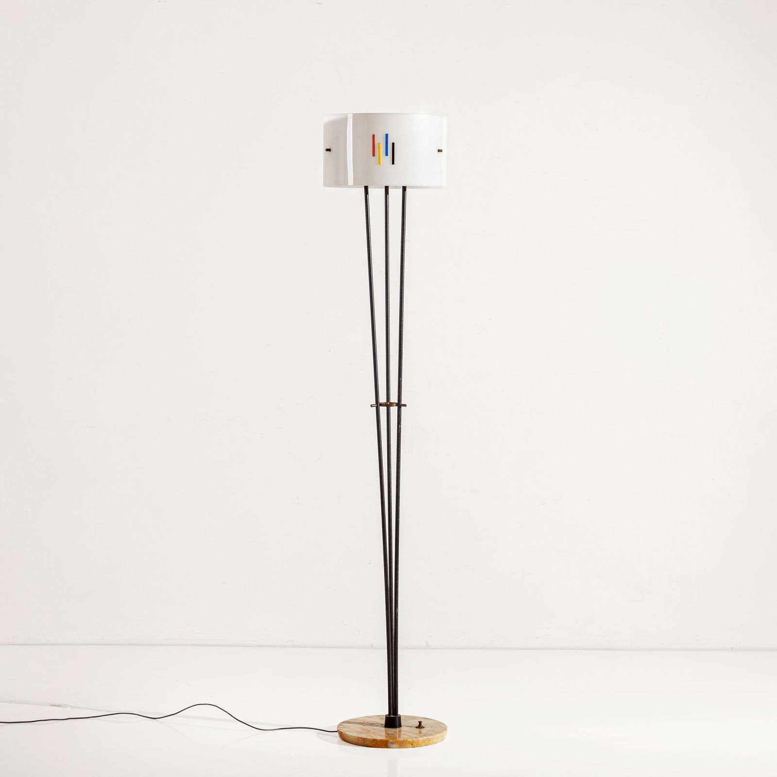 ANGELO BROTTO: Lampada da terra. Marmo, metallo smaltato, ottone, plexiglass. Produzione Esperia anni '50. altezza cm 175 ca. A FLOOR LAMP BY A. BROTTO Buone condizioni generali. Piccole righe, leggeri graffi, norma