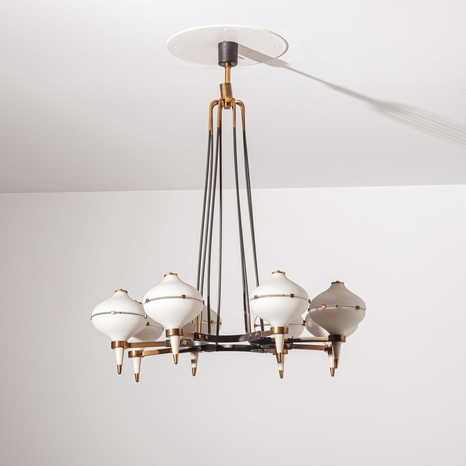 STILUX: Lampada a sospensione. Metallo smaltato, vetro opalino, ottone. Italia, fine anni '50. cm 100x75 A CEILING LAMP BY STILUX Buone condizioni. Righe, segni di usura, ossidazione. Trascurabile sbeccatura