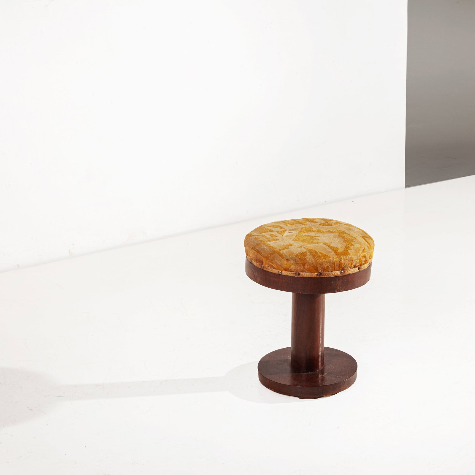 MANIFATTURA ITALIANA: Sgabello. Legno, tessuto imbottito. Italia, anni '50. cm 43x35x35 AN ITALIAN STOOL Discrete condizioni generali. Rrighe, graffi, normali segni di usura dovuti all'uso quotidiano. Visibili mancanze all