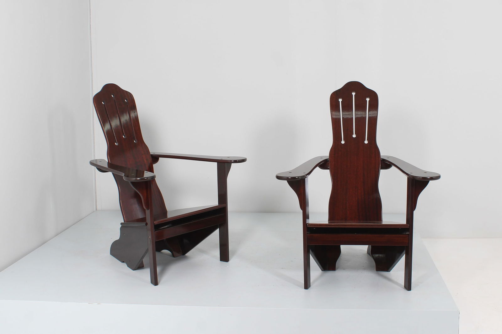 GINO LEVI MONTALCINI (ATTRIB. A): Coppia di poltroncine razionaliste. Legno laccato. Italia, anni '70. cm 107x83x80 TWO ARMCHAIRS ATTRIBUTED TO G. LEVI MONTALCINI Buone condizioni generali, piccole righe, leggeri graffi, normali segni