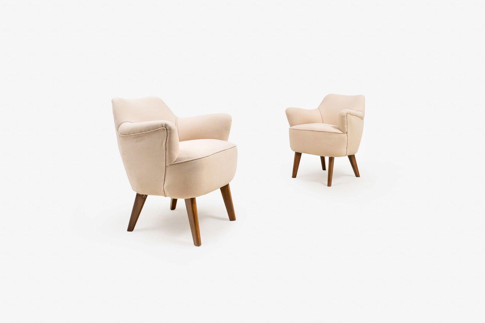 GIO PONTI: Coppia di poltroncine. Legno di noce, tessuto imbottito. Produzione Cassina, Italia, anni '50. Perizia Gio Ponti Archives. cm 76x78x73 A PAIR OF ARMCHAIRS BY G. PONTI Buone condizioni. Piccole righe,