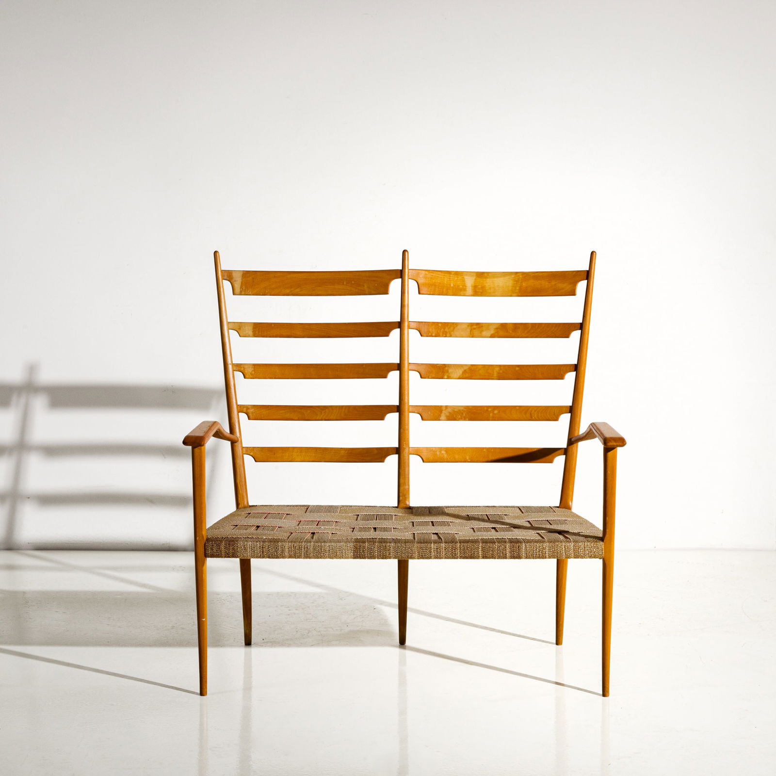 EMANUELE RAMBALDI: Divano. Legno di faggio, corda di cellophane intrecciata. Chiavari, fine anni '50. cm 100x100x581 A SETTEE BY E. RAMBALDI Righe, graffi, segni di usura. Lievi aloni sul legno in particolare sulle stec