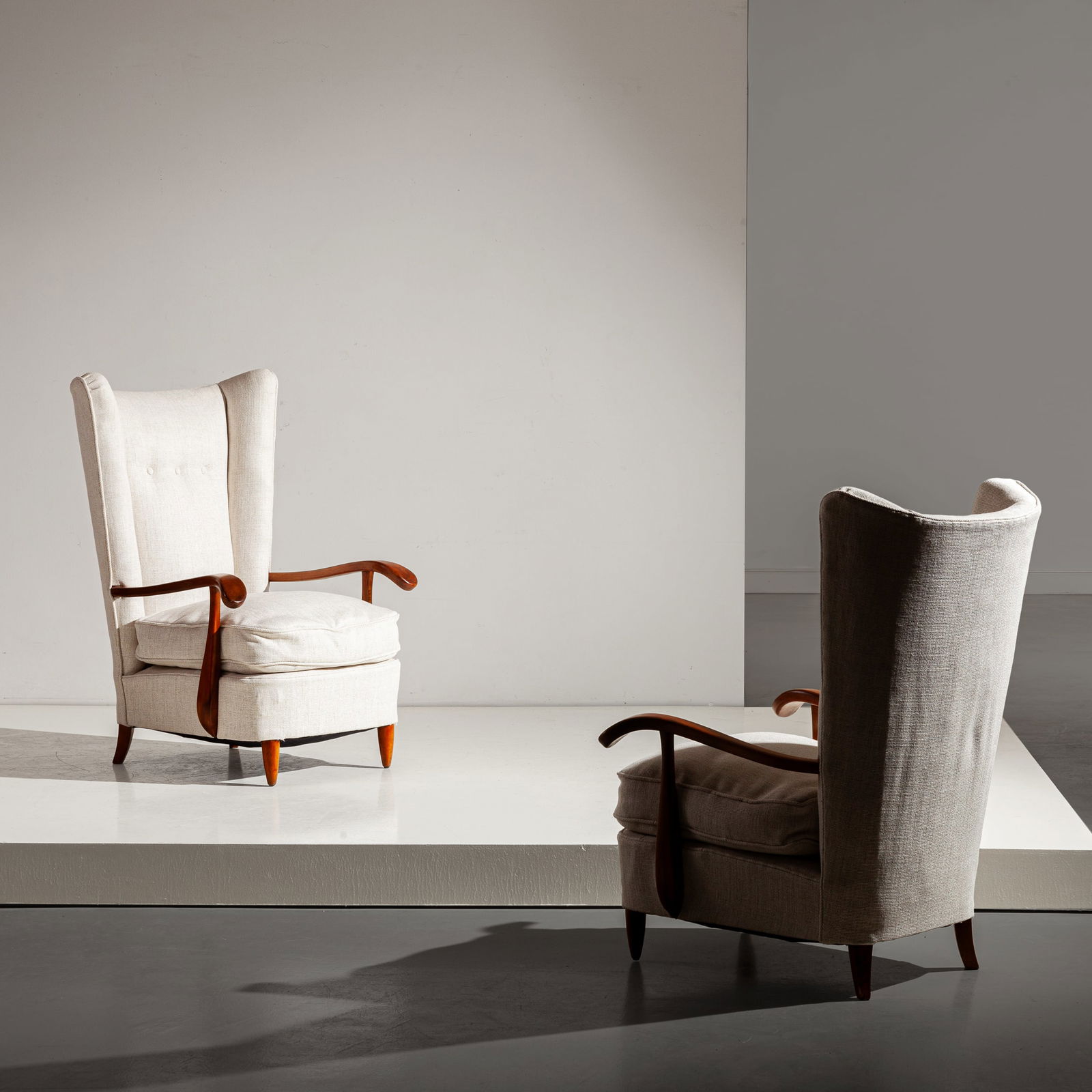 LIO CARMINATI: Coppia di poltrone. Legno di noce, tessuto imbottito. Produzione Casa & Giardino, anni '40 cm 109x74x75 A PAIR OF ARMCHAIRS BY L. CARMINATI G. Aloi, Esempi: sedie, poltrone, divani; ed. Hoepli 1950, f