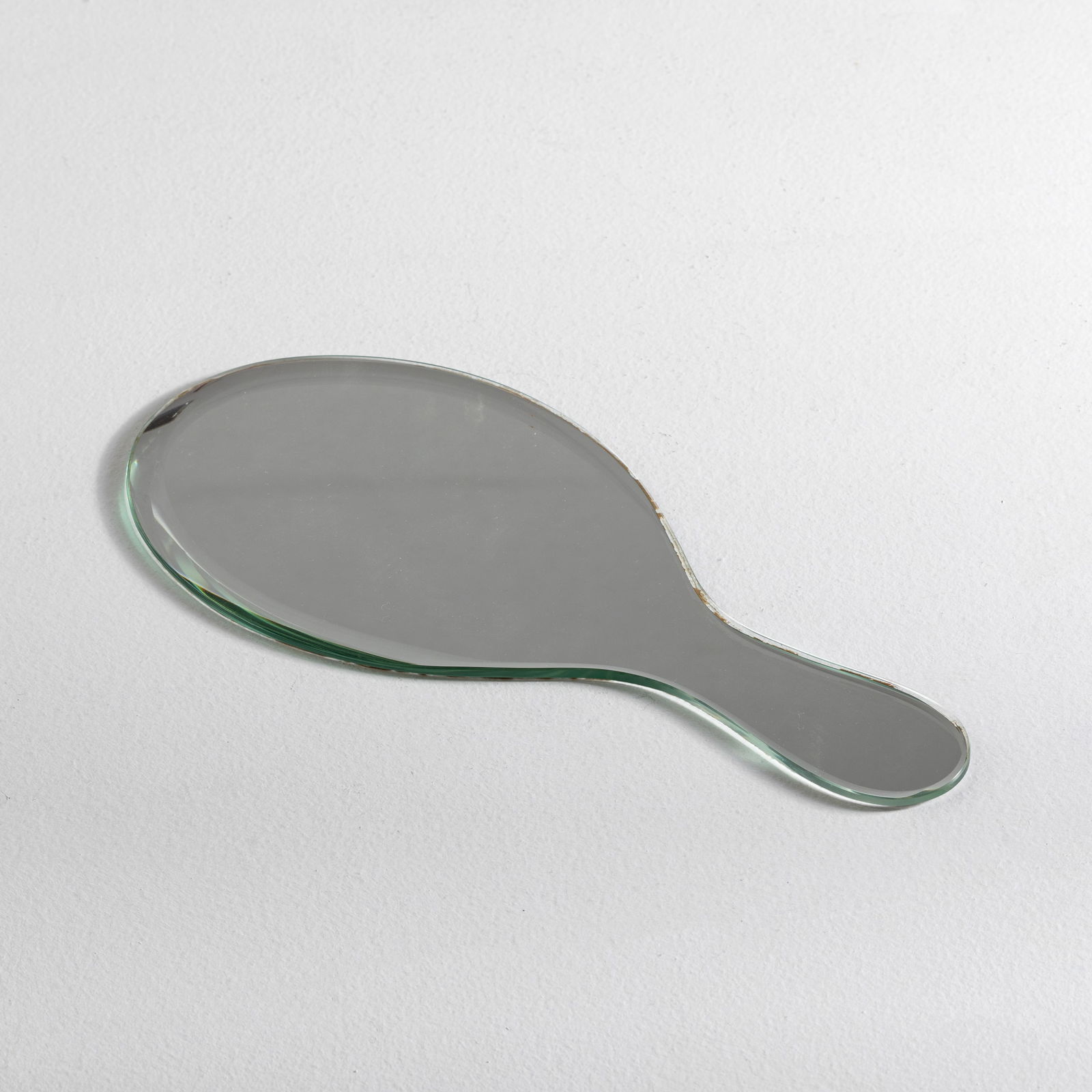 FONTANA ARTE: Specchio. Cristallo specchiato e molato. Produzione Fontana Arte, anni '50. cm 30x13 A MIRROR BY FONTANA ARTE Buone condizioni generali. Piccole righe, leggeri graffi, normali segni di usura dovuti al