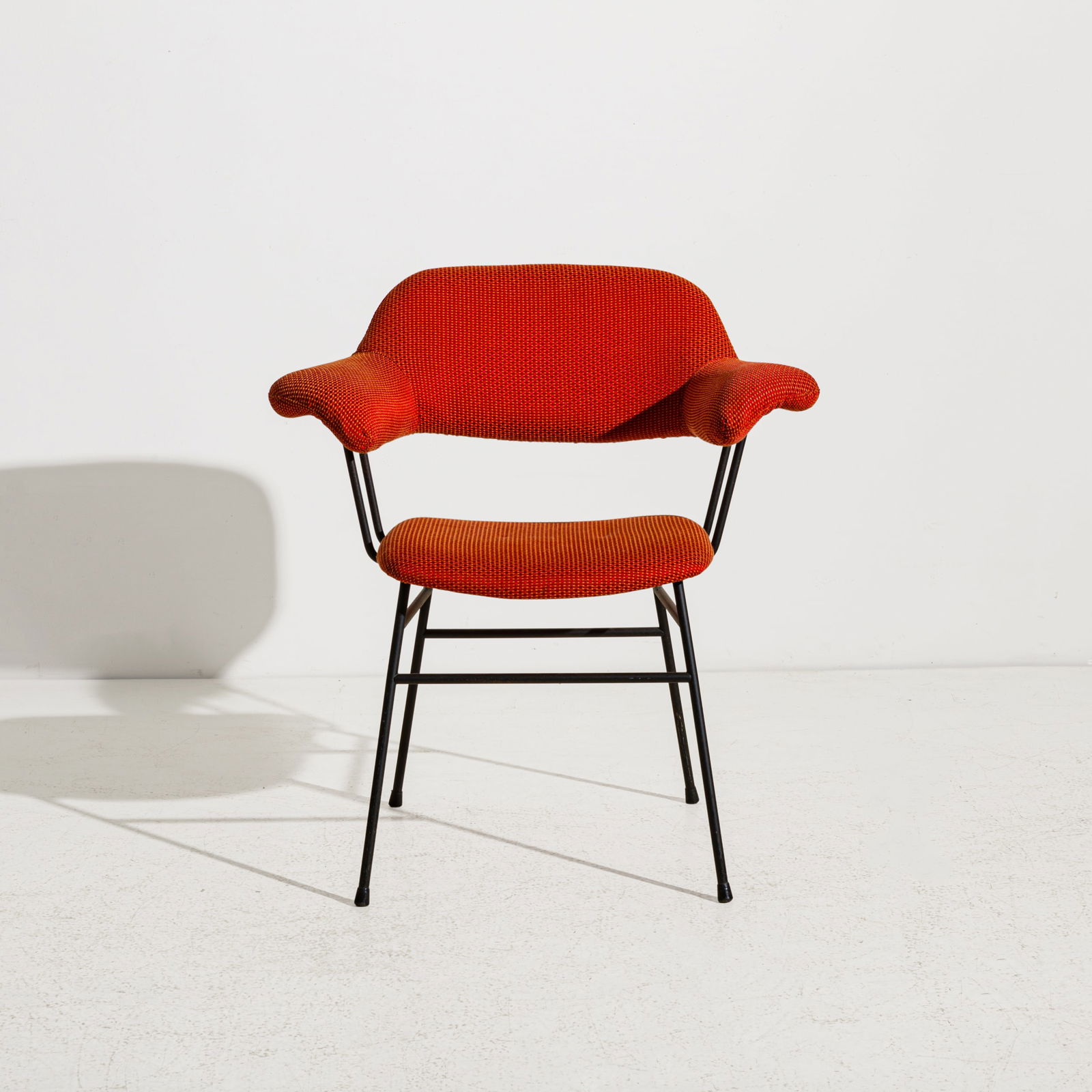 ARFLEX (ATTRIB. A): Poltroncina. Tubolare metallico smaltato, tessuto imbottito. Italia anni '50. cm 76x73x55 A CHAIR ATTRIBUTED TO ARLFEX Buone condizioni generali. Piccole righe, leggeri graffi, normali segni di usura.