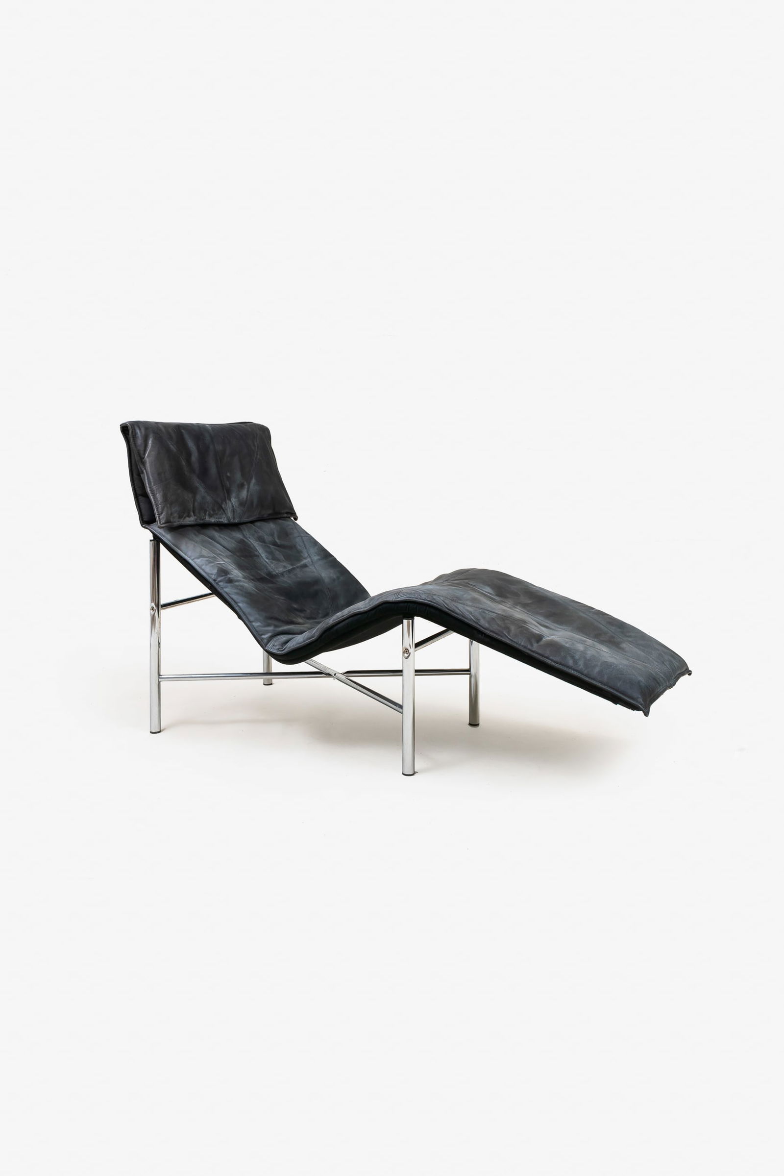 TORD BJORKLUND: Chaise longue. Metallo cromato pelle. imbottita. Svezia, 1970 circa. cm 95x147x70 A CHAISE LONGUE BY T. BJORKLUND Discrete condizioni. Righe, graffi, aloni, segni d'usura. Lieve ossidazione. Pelle con
