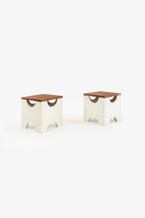 ETTORE SOTTSASS: Coppia di sgabelli mod. Dado T29. Nobilitato di legno impiallacciato in legno di noce, legno laccato. Produzione Poltronova, Italia, 1963 ca. Etichetta adesiva della manifattura. cm 31x30x30 A PAIR OF