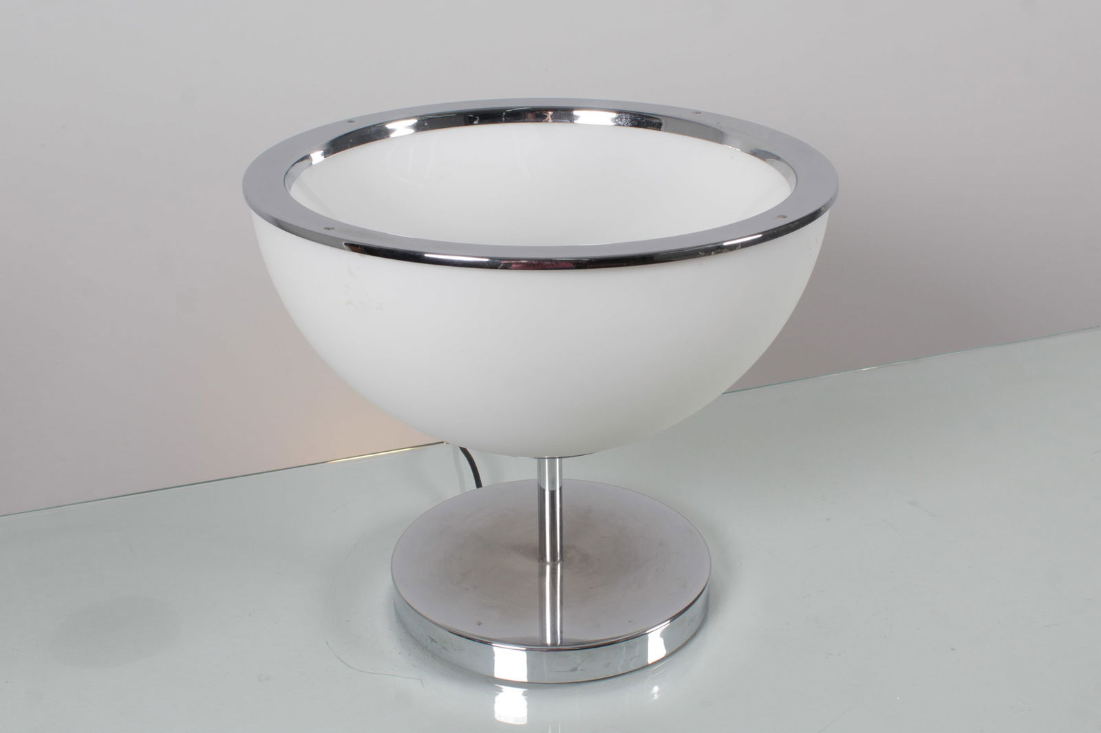 GIANNI CELADA: Lampada da tavolo mod. 2487. Vetro, metallo cromato. Produzione Fontana Arte, 1968 ca. cm 35x40 A TABLE LAMP BY G. CELADA Buone condizioni generali. Ossidazione, piccole righe, leggeri graffi, patina