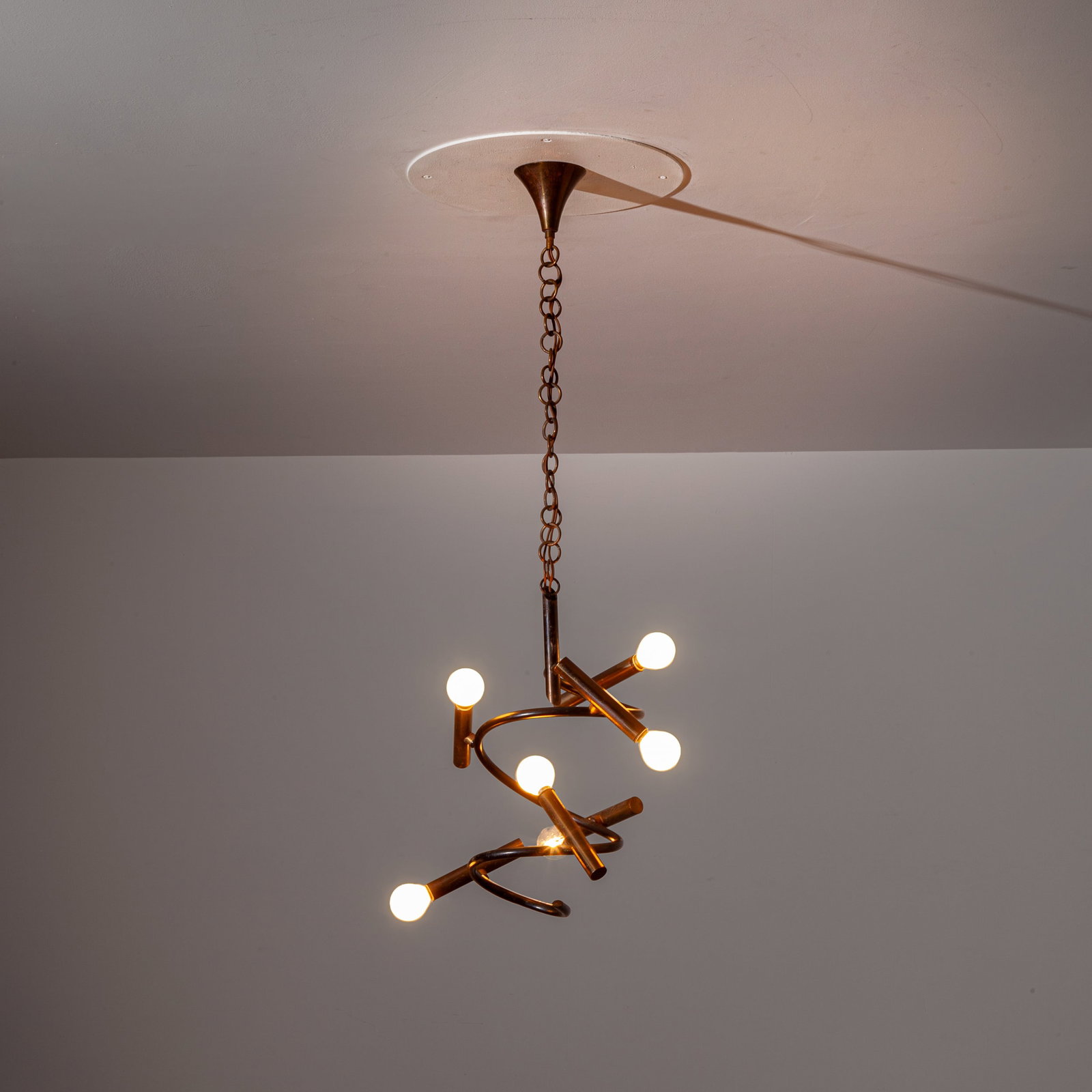 STILNOVO: Lampada a sospensione. Ottone, metallo verniciato. Produzione Stilnovo anni '50. cm 98x30 A CEILING LòAMP BY STILNOVO Buone condizioni generali. Piccole righe, leggeri graffi, normali segni di us