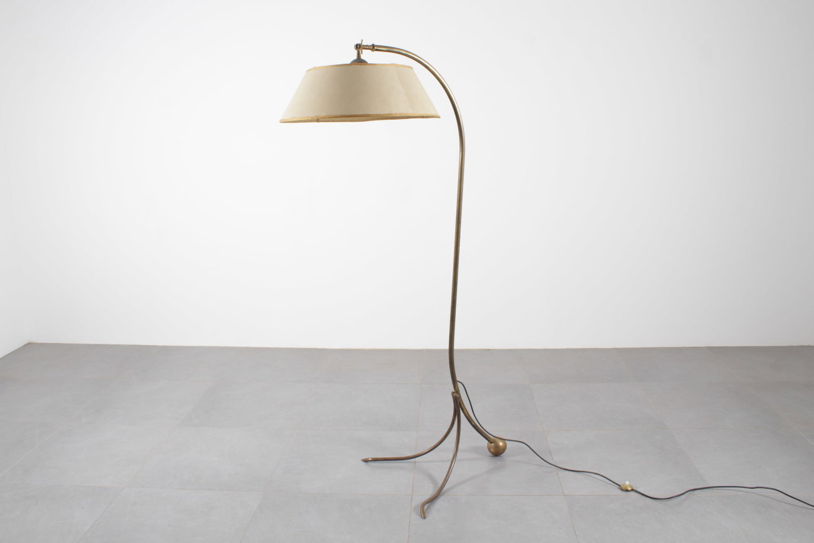 RUPERT NIKOL (ATTRIB. A): Lampada da terra. Ottone, tessuto. Francia, anni '50. cm 173x100x57 A FLOOR LAMP ATTRIBUTED TO R. NIKOL Buone condizioni generali, piccole righe, leggeri graffi, tracce di ossidazione, normali segni d