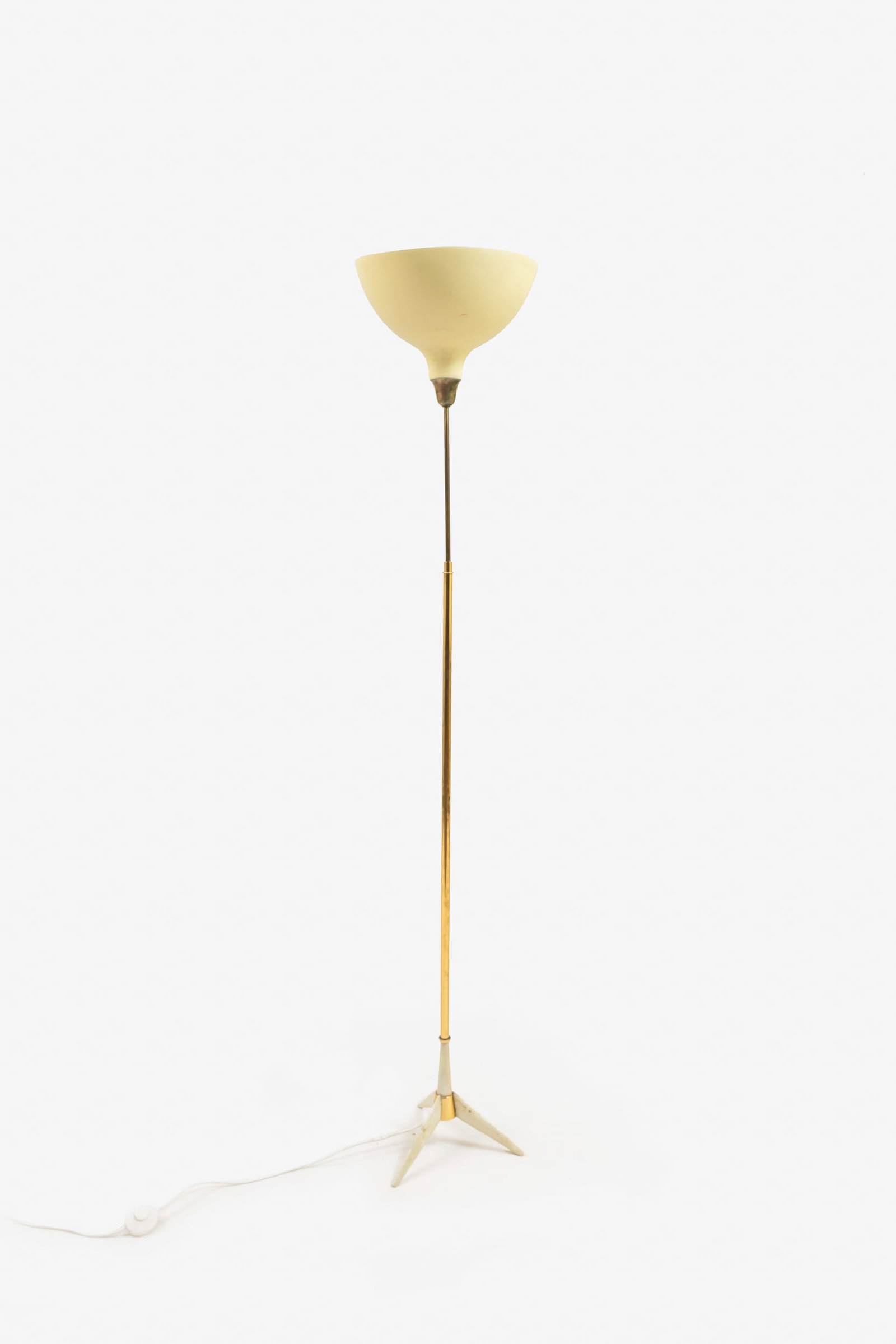 MANIFATTURA ITALIANA: Lampada da terra. Ottone, metallo smaltato. Italia anni '50. cm 180x34 AN ITALIAN FLOOR LAMP Buone condizioni generali. Segni di usura, graffi, piccole mancanze alla vernice, ossidazione.