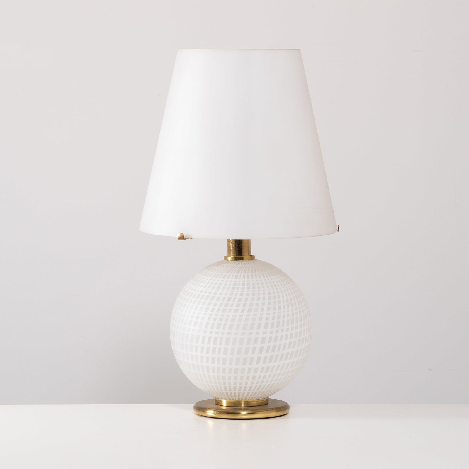 LA MURRINA: Lampada da tavolo. Ottone, vetro soffiato con inclusione di canne colorate e vetro opalino satinato. Produzione La Murrina anni '70. cm 76,5x41 A TABLE LAMP BY LA MURRINA Ottime condizioni generali. P