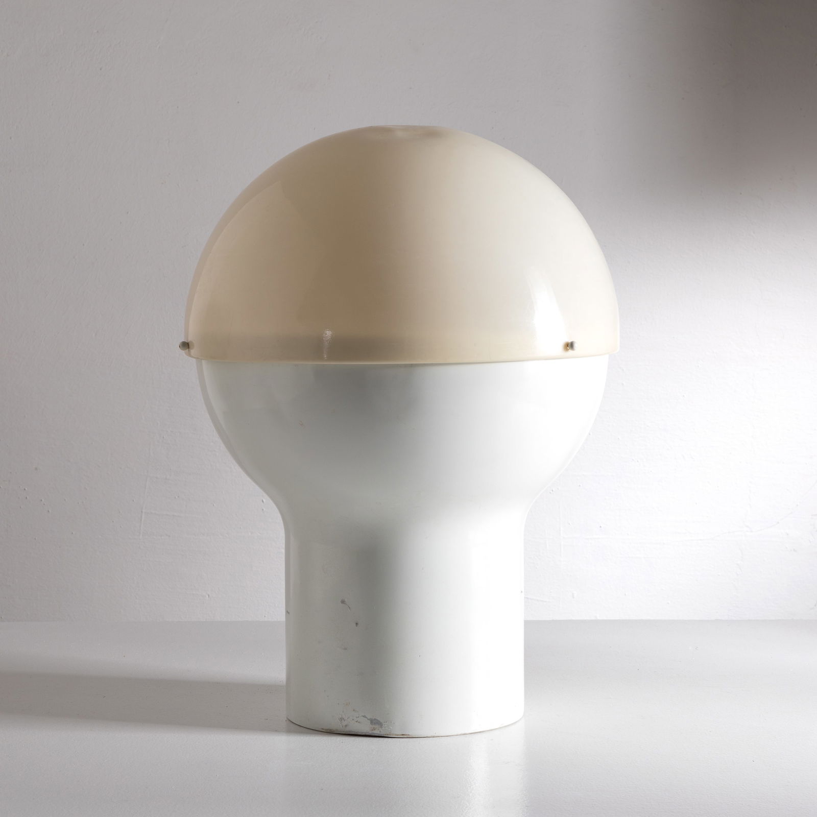 SIDSE WERNER & LEIF ALRING (ATTRIB. A): Lampada da tavolo. Metallo verniciato, plexiglass opalino. Danimarca, anni ?60. cm 48x36 A TABLE LAMP ATTRIBUTED TO S. WERNER & L. ALRING Buone condizioni generali. Piccole righe, leggeri graffi, norm