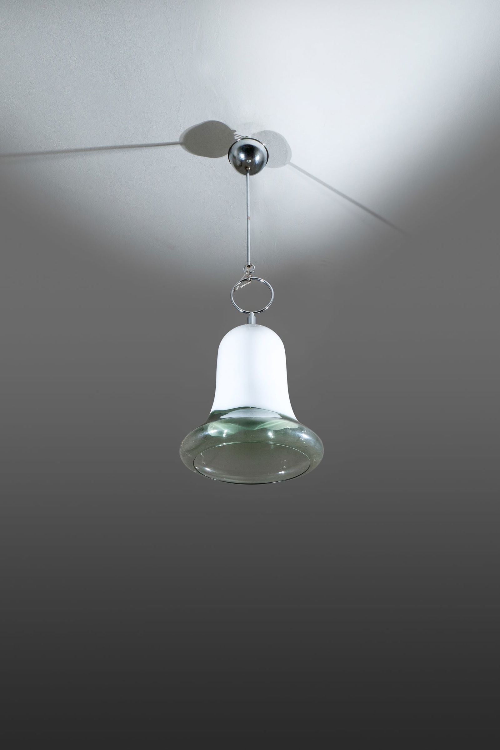 ANGELO BROTTO: Lampada a sospensione. Metallo cromato, vetro ad incalmo trasparente e lattimo. Produzione Esperia, fine anni '60. Etichetta della manifattura. cm 104x38 A PENDANT LAMP A. BROTTO Condizioni molto buon
