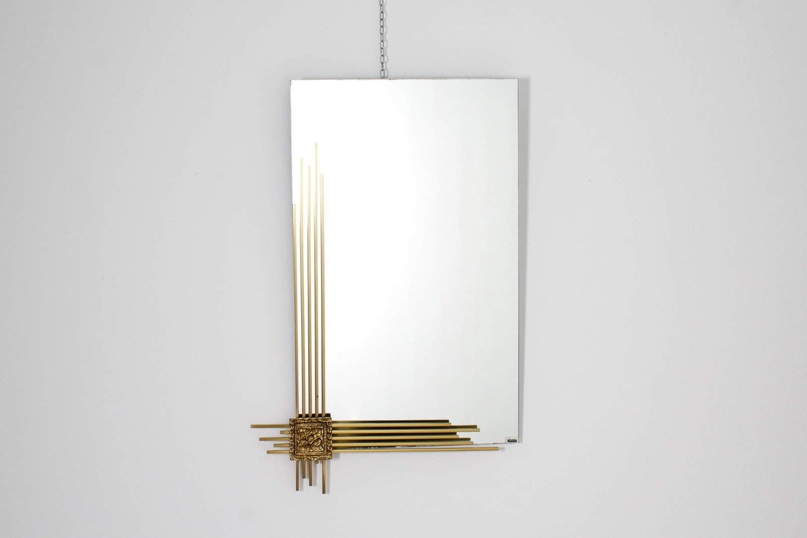 ANGELO BROTTO: Specchio da parete. Bronzo, ottone. Produzione Esperia, anni '70. Etichetta adesiva con marchio, firma del designer incussa e a graffio. cm 100x66x6 A WALL MIRROR BY A. BROTTO Buone condizioni general