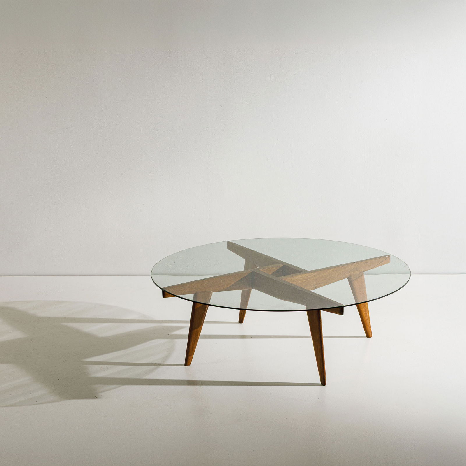 GIO PONTI: Tavolino da centro. Legno di olmo, cristallo molato. Produzione Giordano Chiesa per Singer & Son, Italia, 1953 ca. Perizia Gio Ponti Archives. cm 36,5x110 A LOW TABLE BY G. PONTI R. Aloi, Esempi di Ar