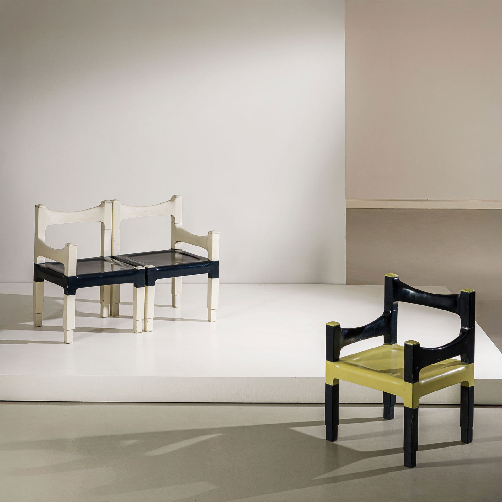 ROBERTO GABETTI & AIMARO ISOLA: Divano componibile e una poltrona mod. REA. Legno laccato, vetroresina verniciata. Esecuzione Arbo, 1970 ca.Probabili prototipi mai messi in produzione.poltroncina cm 82x56x56divanetto cm 83x112x56A M