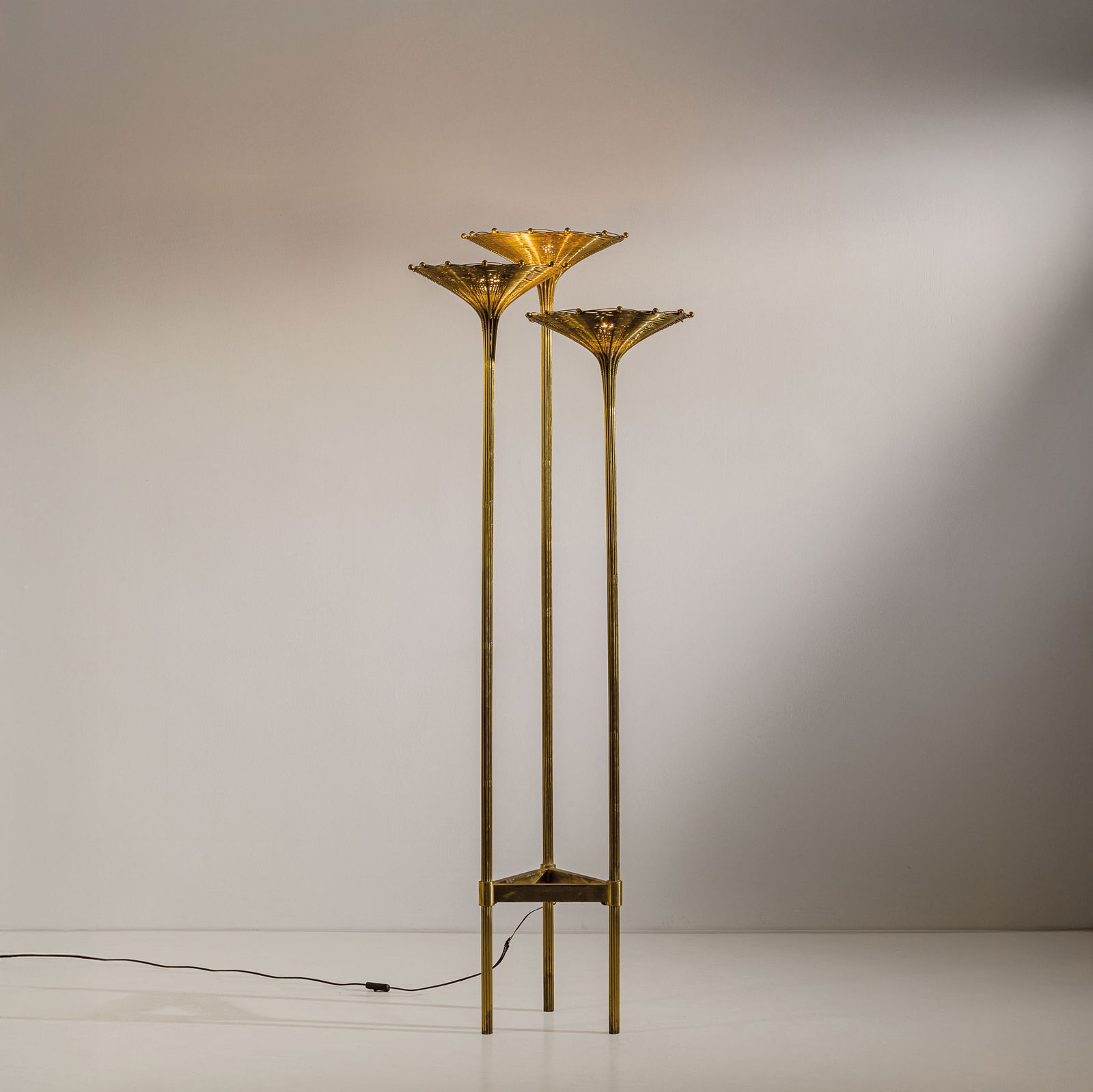 MARZIO CECCHI: Lampada da terra mod. Fox. Ottone. Produzione Cittone, 1970 ca. cm 189x68x65 A FLOOR LAMP BY M. CECCHI Casa Vogue n. 72, luglio/agosto 1977, pagina pubblicitaria. Condizioni molto buone. Righe, graffi