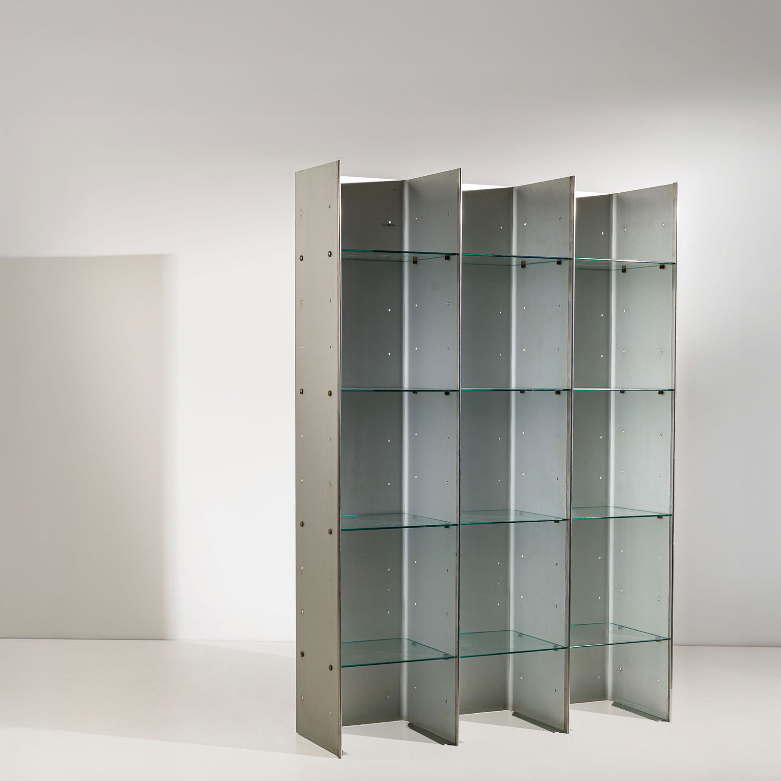 CARLA VENOSTA & GUIDO ZIMMERMAN: Libreria mod. Valiant. Alluminio satinato, alluminio anodizzato, vetro. Produzione Arflex, 1971 ca. cm 193x136x35,5 A BOOKCASE BY C. VENOSTA & G. ZIMMERMAN Domus, n. 496, marzo 1971, pp. 29 ; 32; G. G