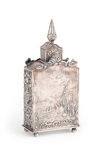 TEA CADDY IN ARGENTO, OLANDA, 1890: a quattro piedini, corpo a sezione rettangolare, superficie decorata con scene raffiguranti l'assedio di Leida del 1574; difetti Alt. cm 20, larg. cm 8,5; peso gr 257 A DUTCH SILVER TEA CADDY, 1890; D