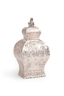 TEA CADDY IN ARGENTO, OLANDA, 1891: corpo bombato, superficie decorata on scene dall'antico, coperchio con presa antropomorfa; difetti Alt. cm 16,5, larg. cm 8; peso gr 241 A DUTCH SILVER TEA CADDY, 1901; DEFECTS